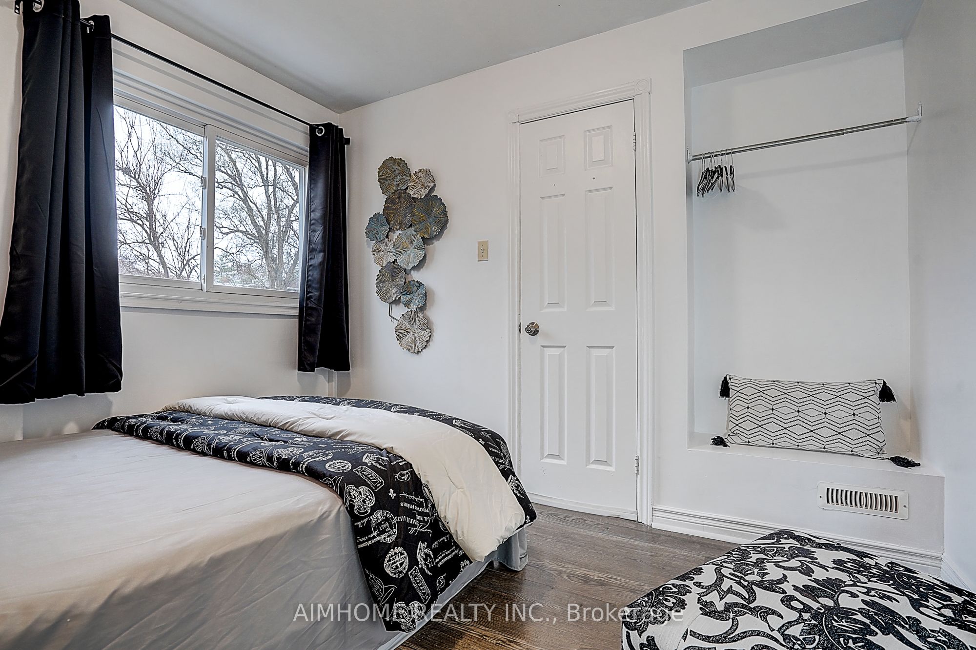 212 Milan Street Unit 2, Toronto, ON M5A 3Z6 photo 3