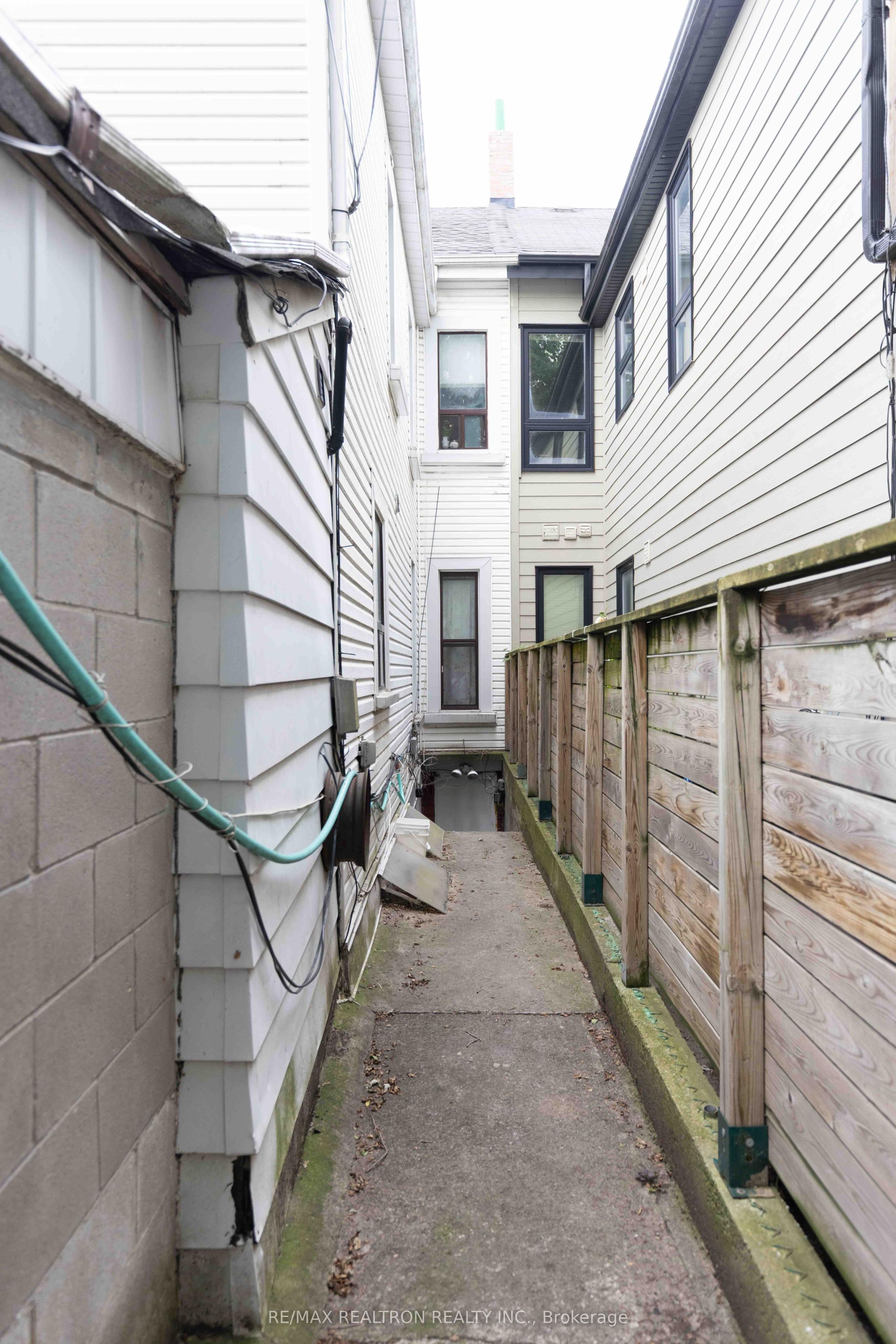 210 Shaw Street BSMT, Toronto, ON M6J 2W8 photo 2