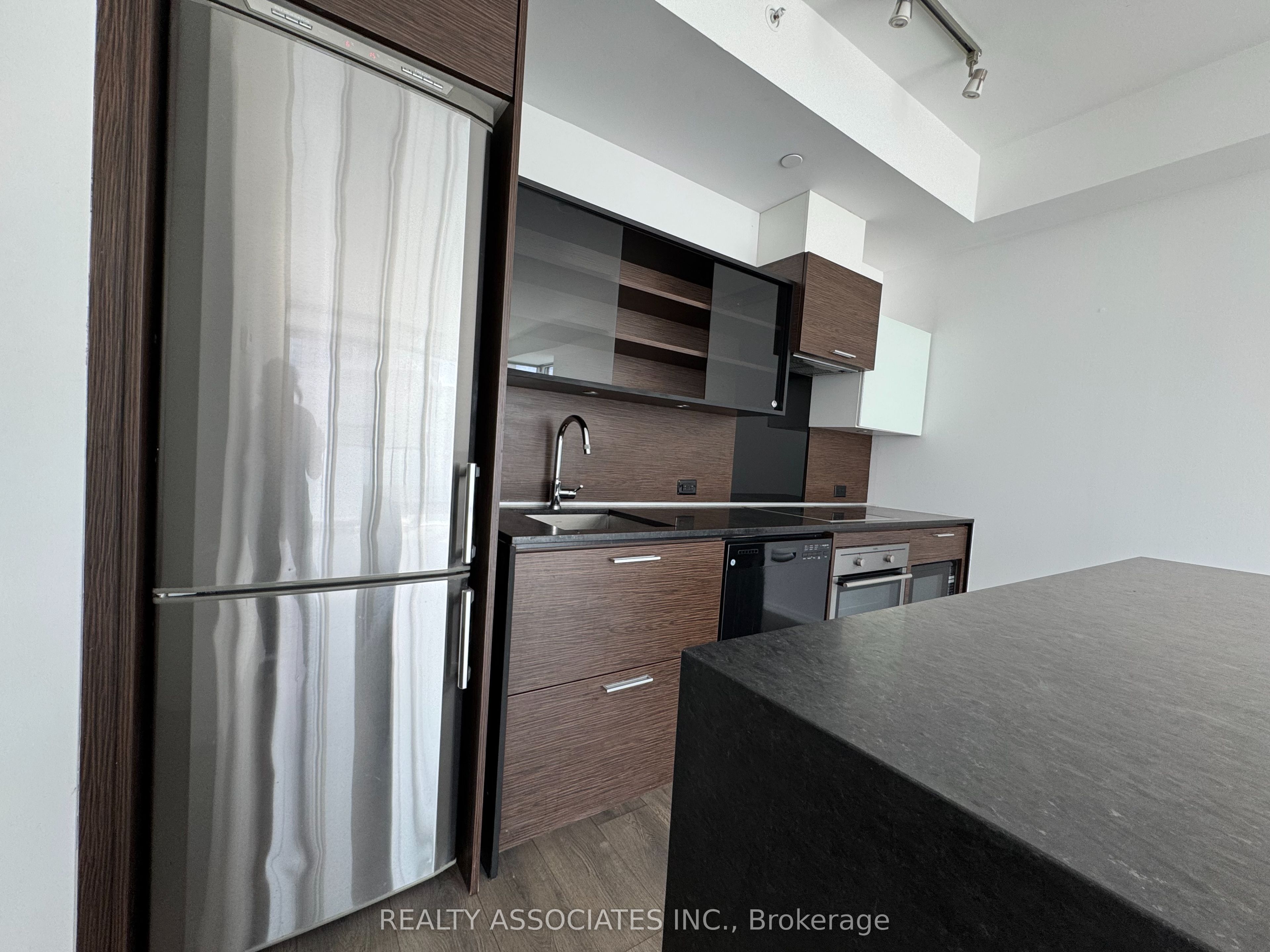 75 St Nicholas Street 2105, Toronto, ON M4Y 0A5 photo 3