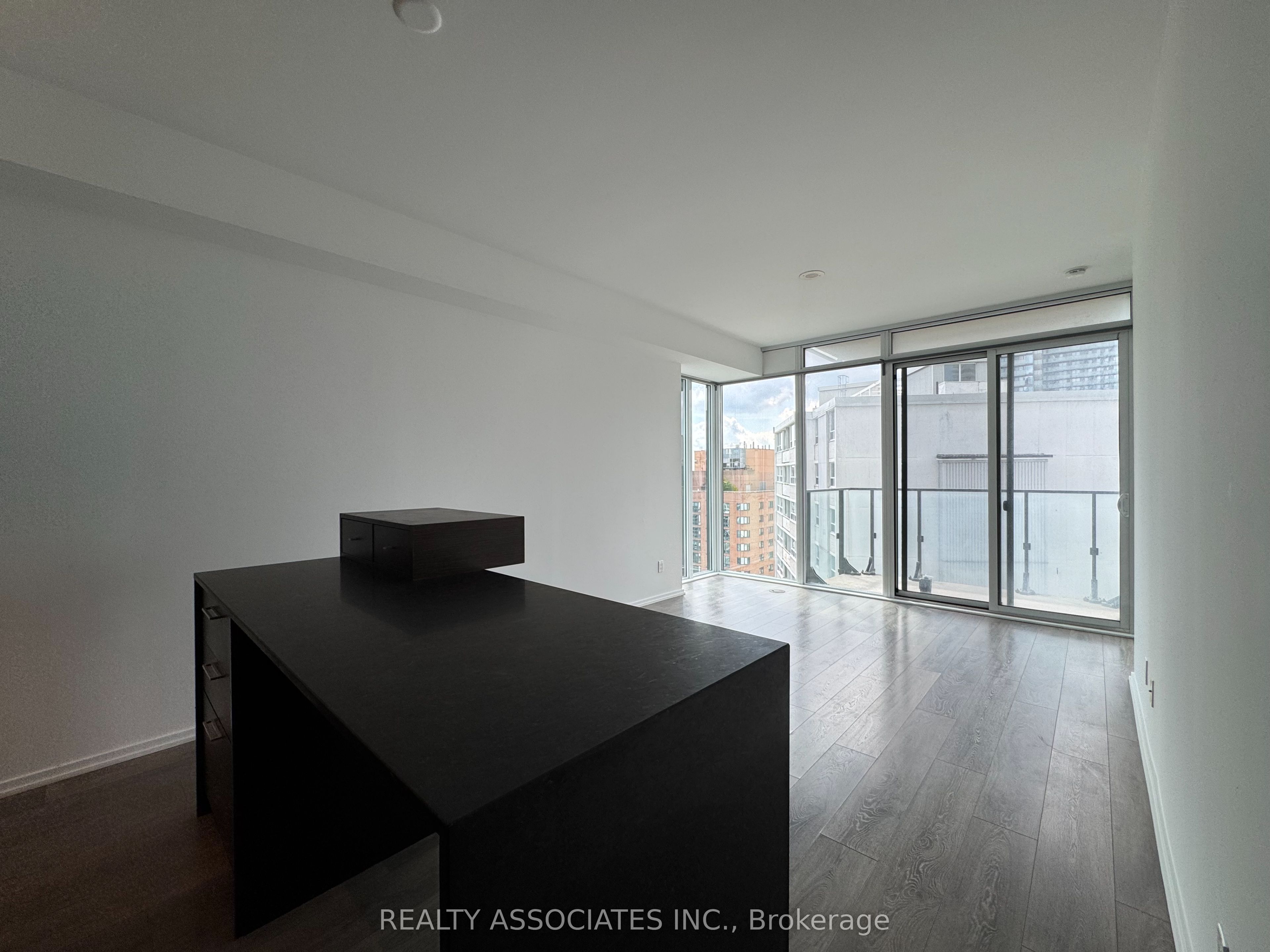 75 St Nicholas Street 2105, Toronto, ON M4Y 0A5 photo 5