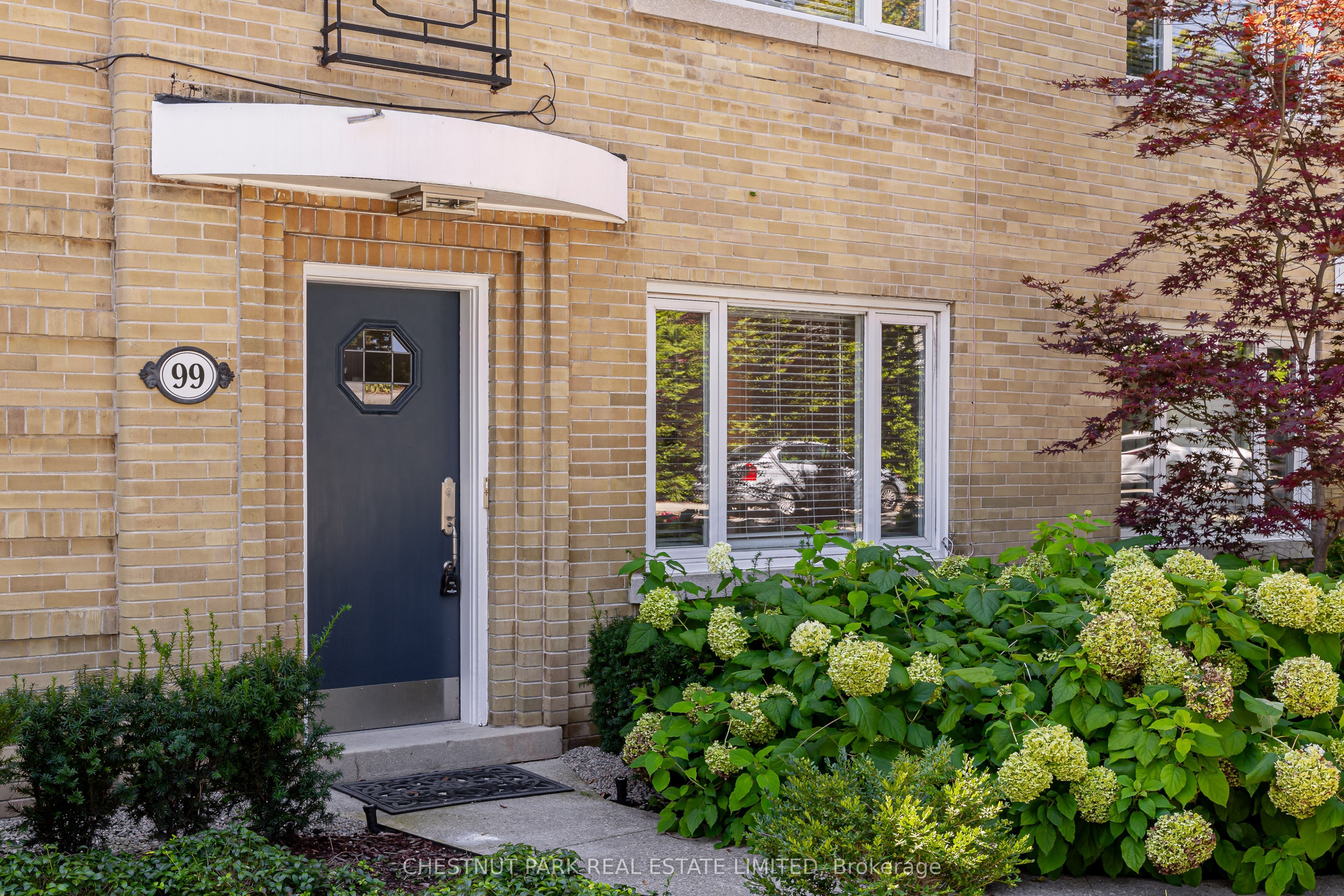 99 Chatsworth Drive Main, Toronto, ON M4R 1R8 photo 2
