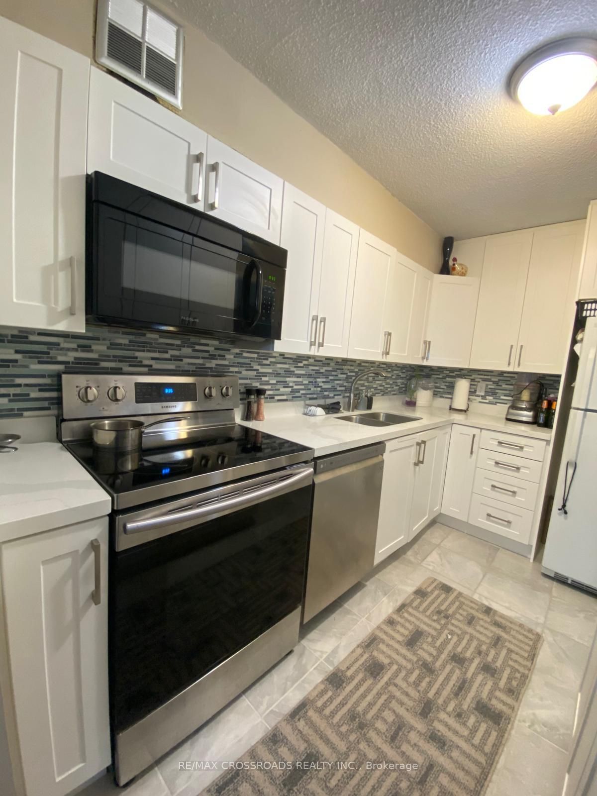 40 Sunrise Avenue 203, Toronto, ON M4A 2R4 photo 3