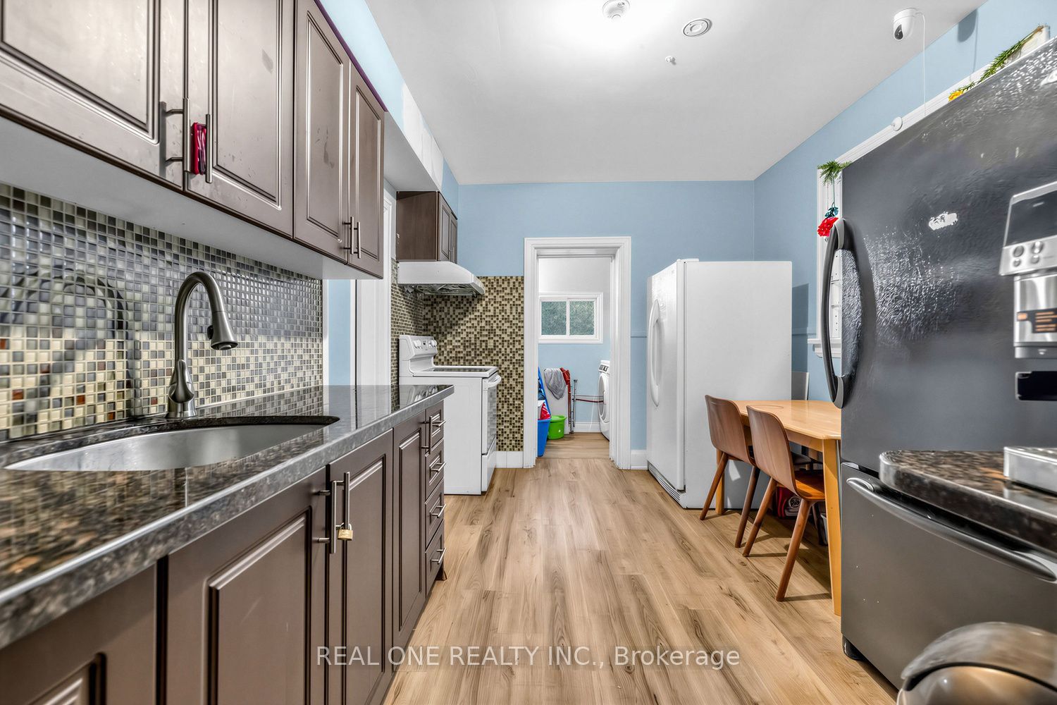 112 Oxford Street, Toronto, ON M5T 1P3 photo 5