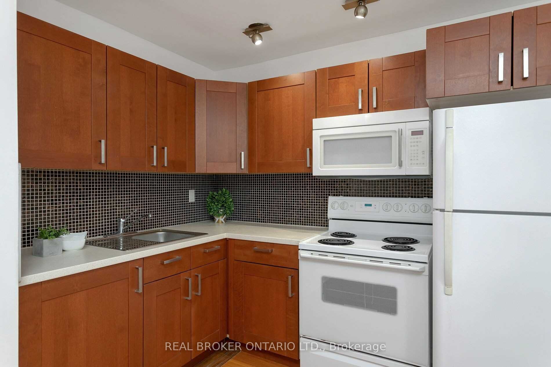 57 Lanark Avenue Upper, Toronto, ON M6C 2B5 photo 5
