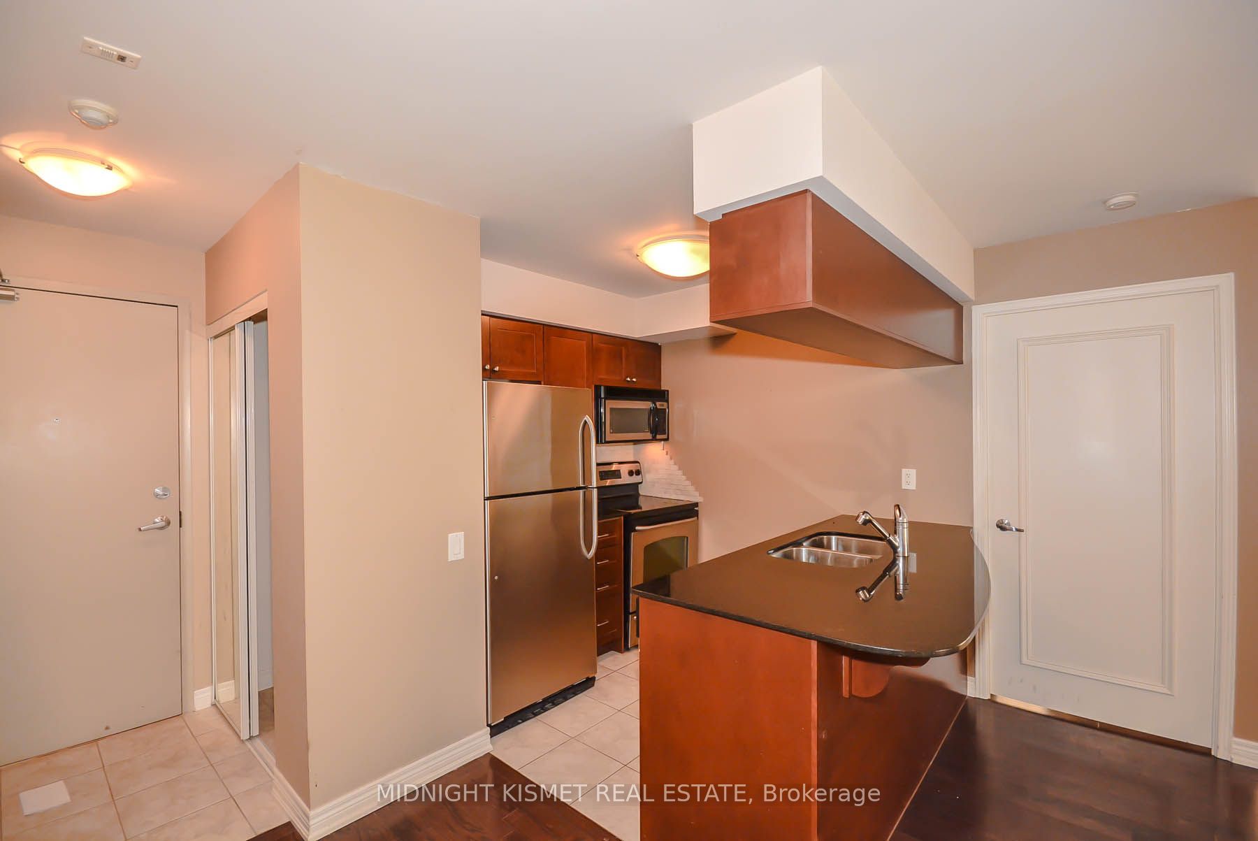 60 St Clair Avenue W 502, Toronto, ON M4V 1M7 photo 4