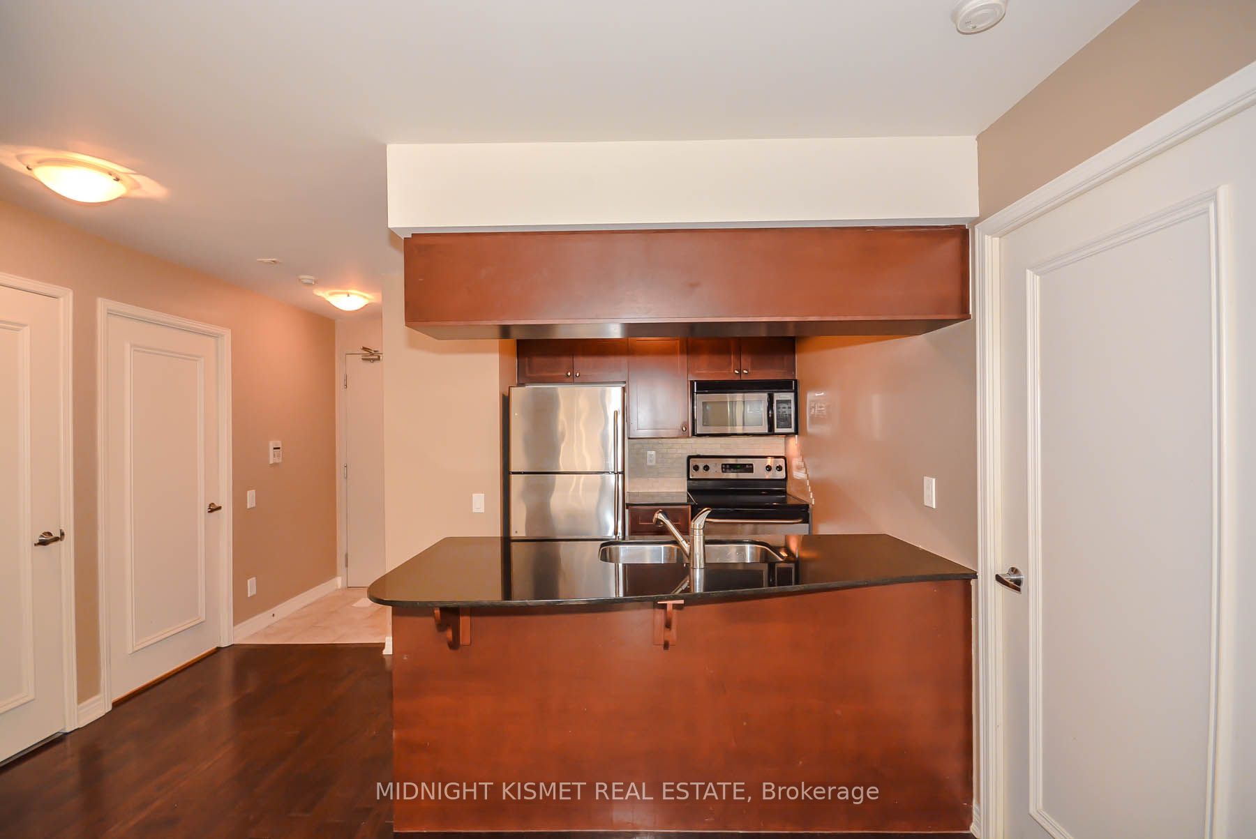 60 St Clair Avenue W 502, Toronto, ON M4V 1M7 photo 5