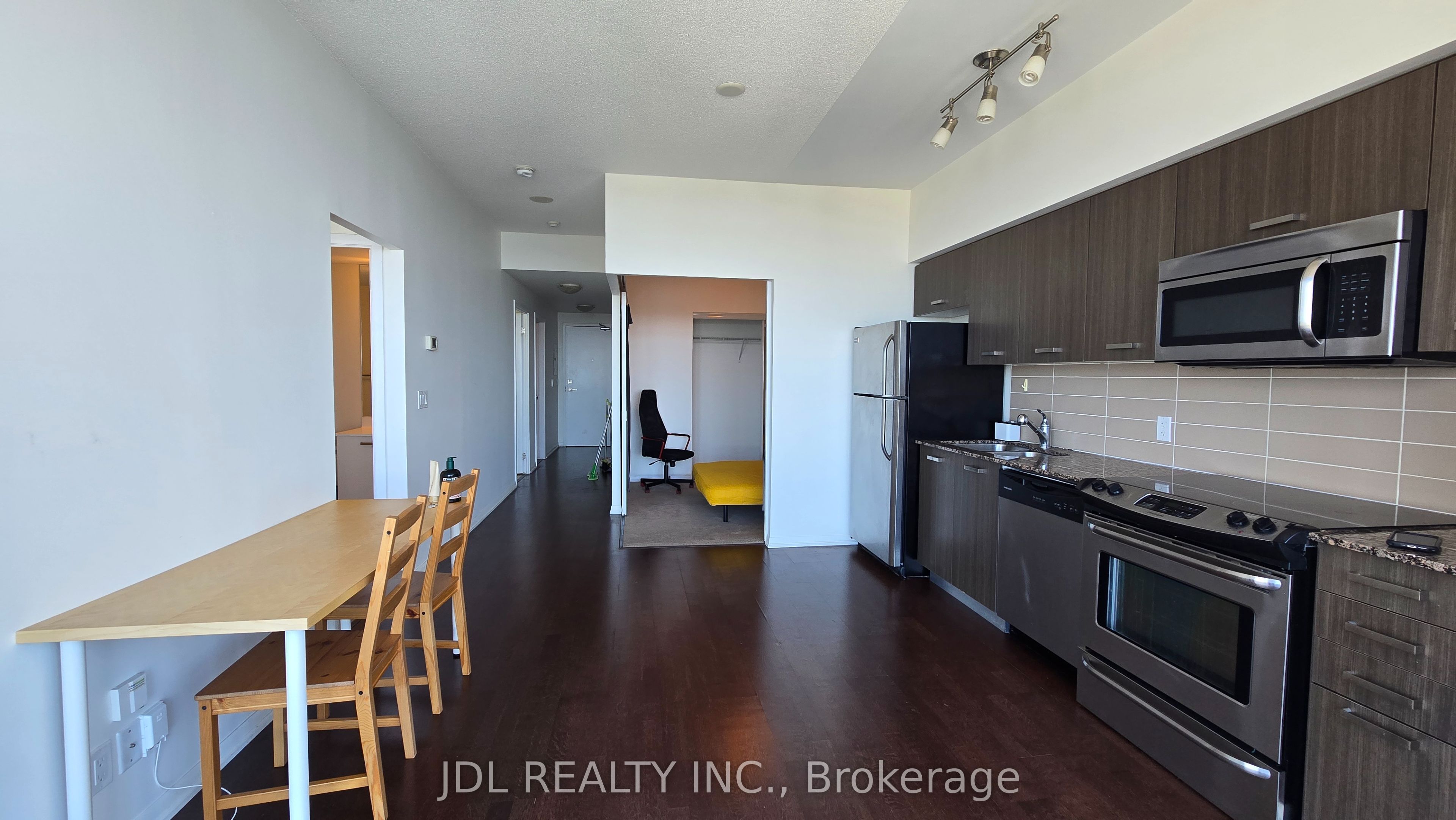 832 Bay Street 4702, Toronto, ON M5S 1Z6 photo 2
