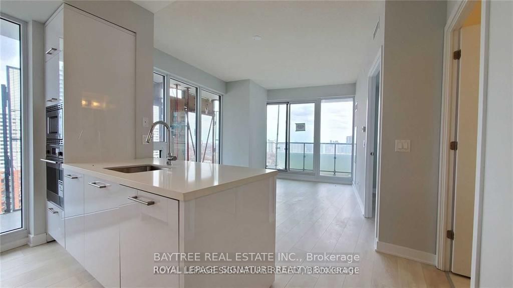 2221 Yonge Street 1203, Toronto, ON M4S 2B5
