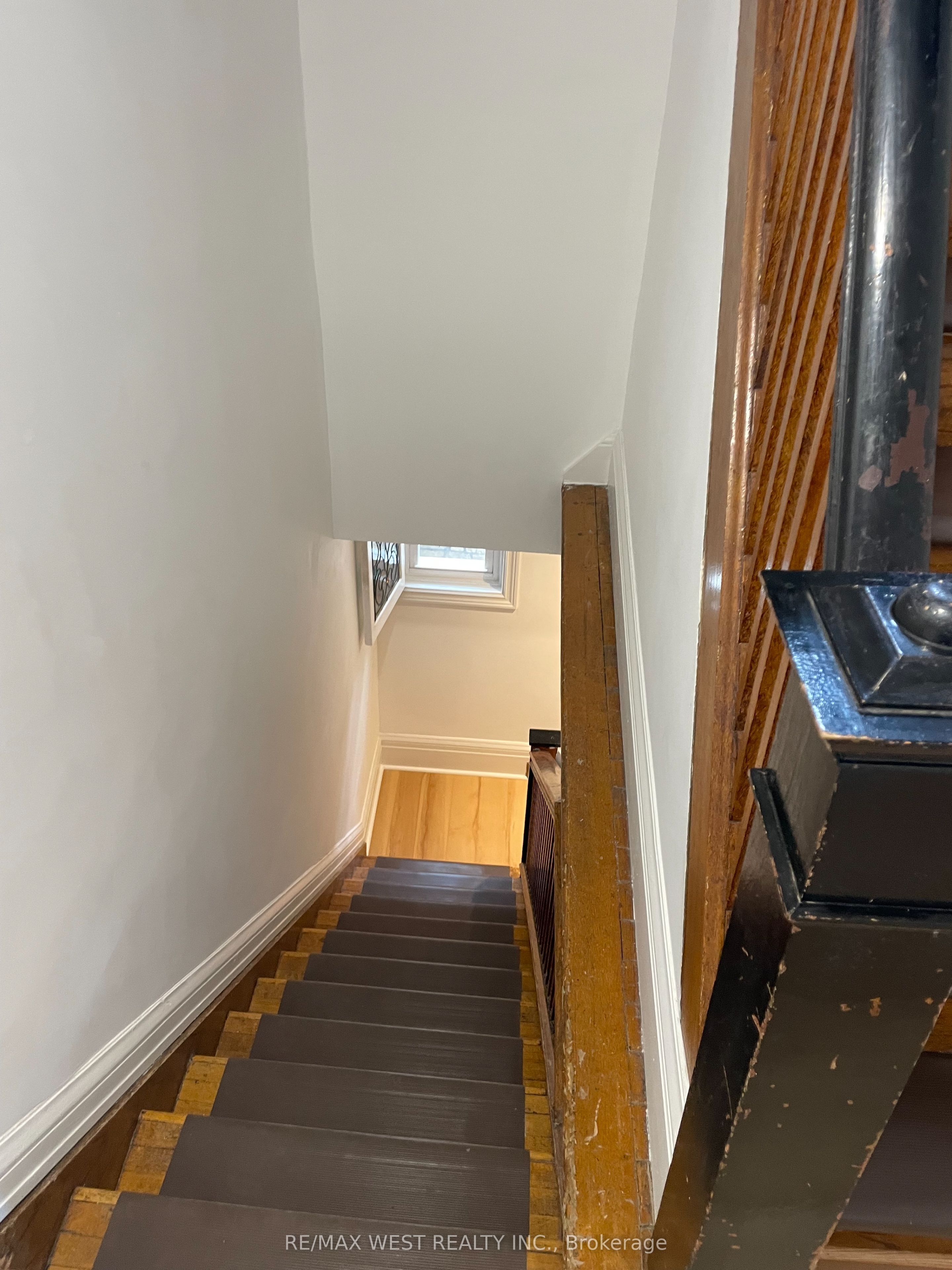 734 Manning Avenue 2nd Floor, Toronto, ON M6G 2W4 photo 3