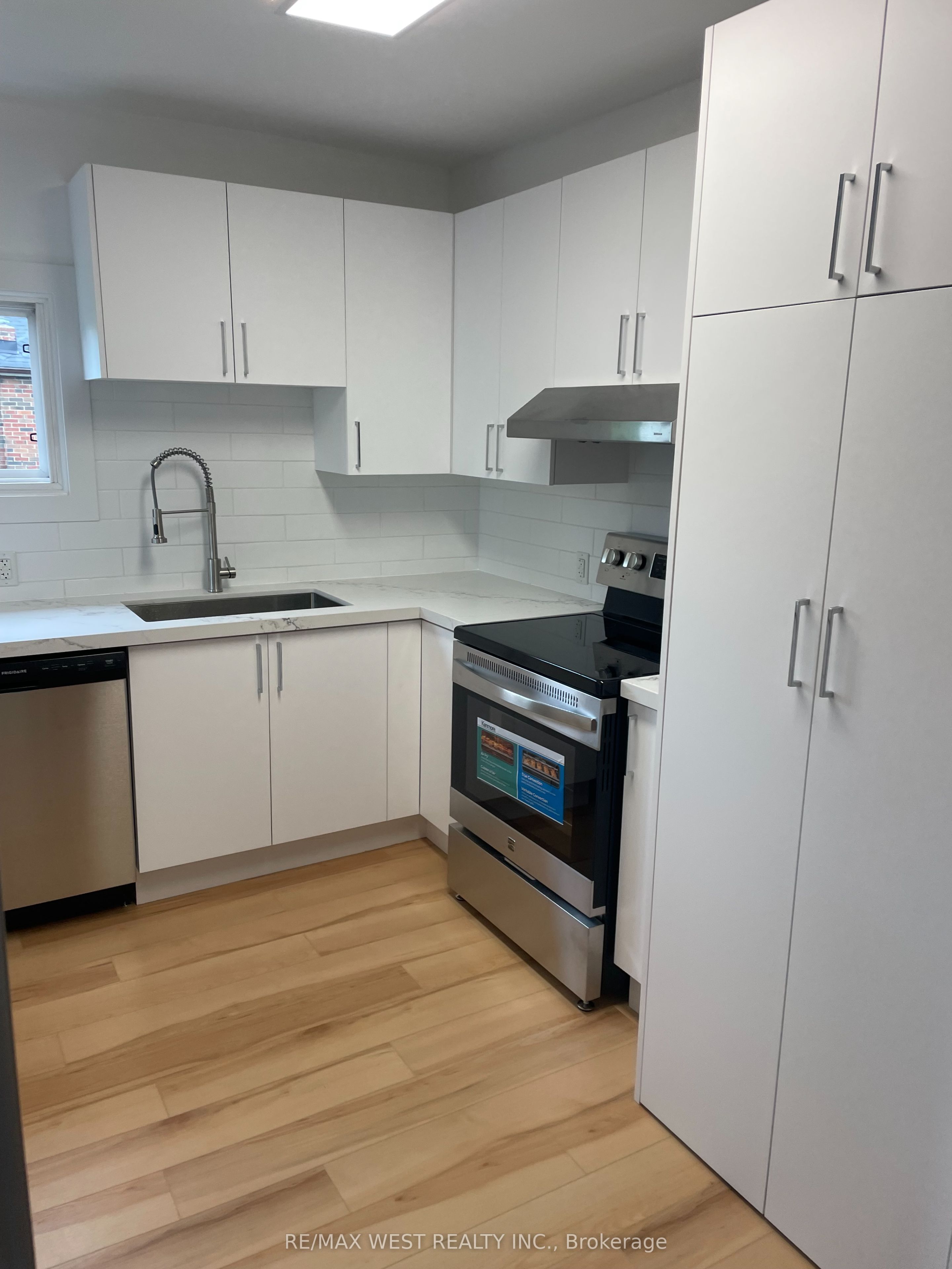 734 Manning Avenue 2nd Floor, Toronto, ON M6G 2W4 photo 4