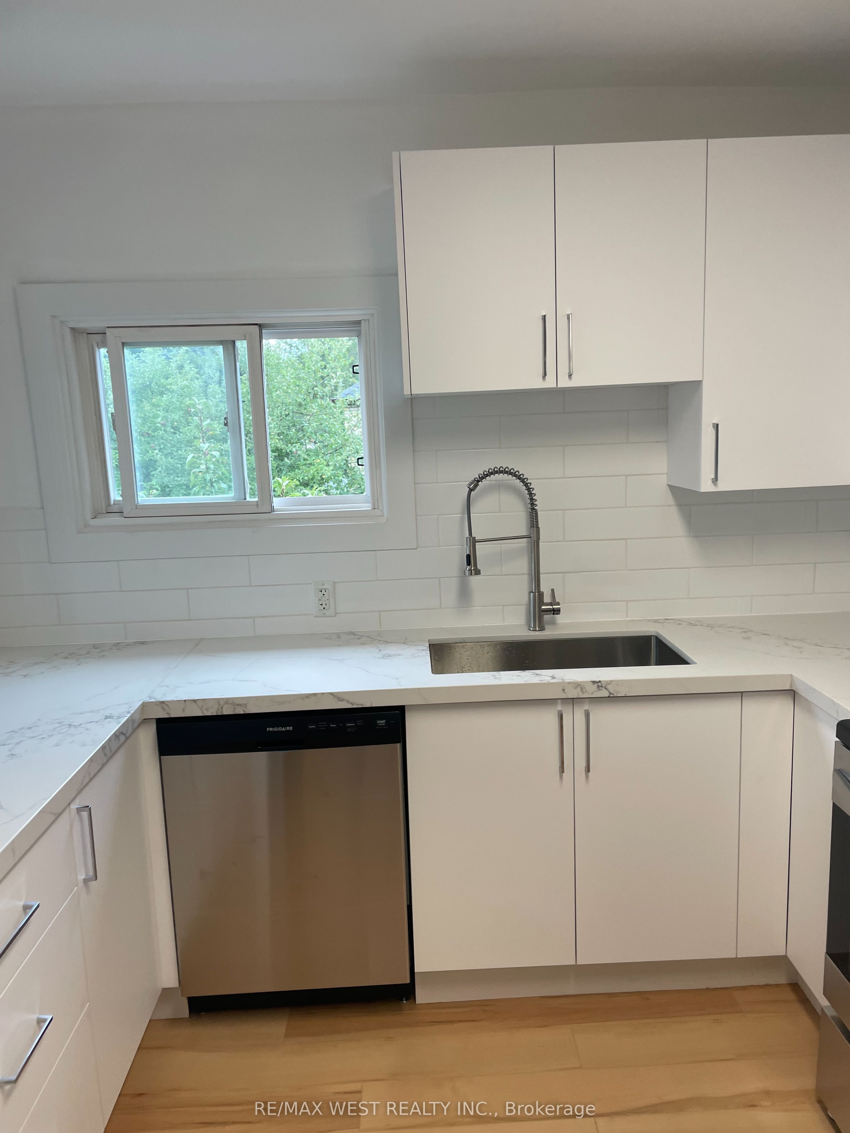 734 Manning Avenue 2nd Floor, Toronto, ON M6G 2W4 photo 5