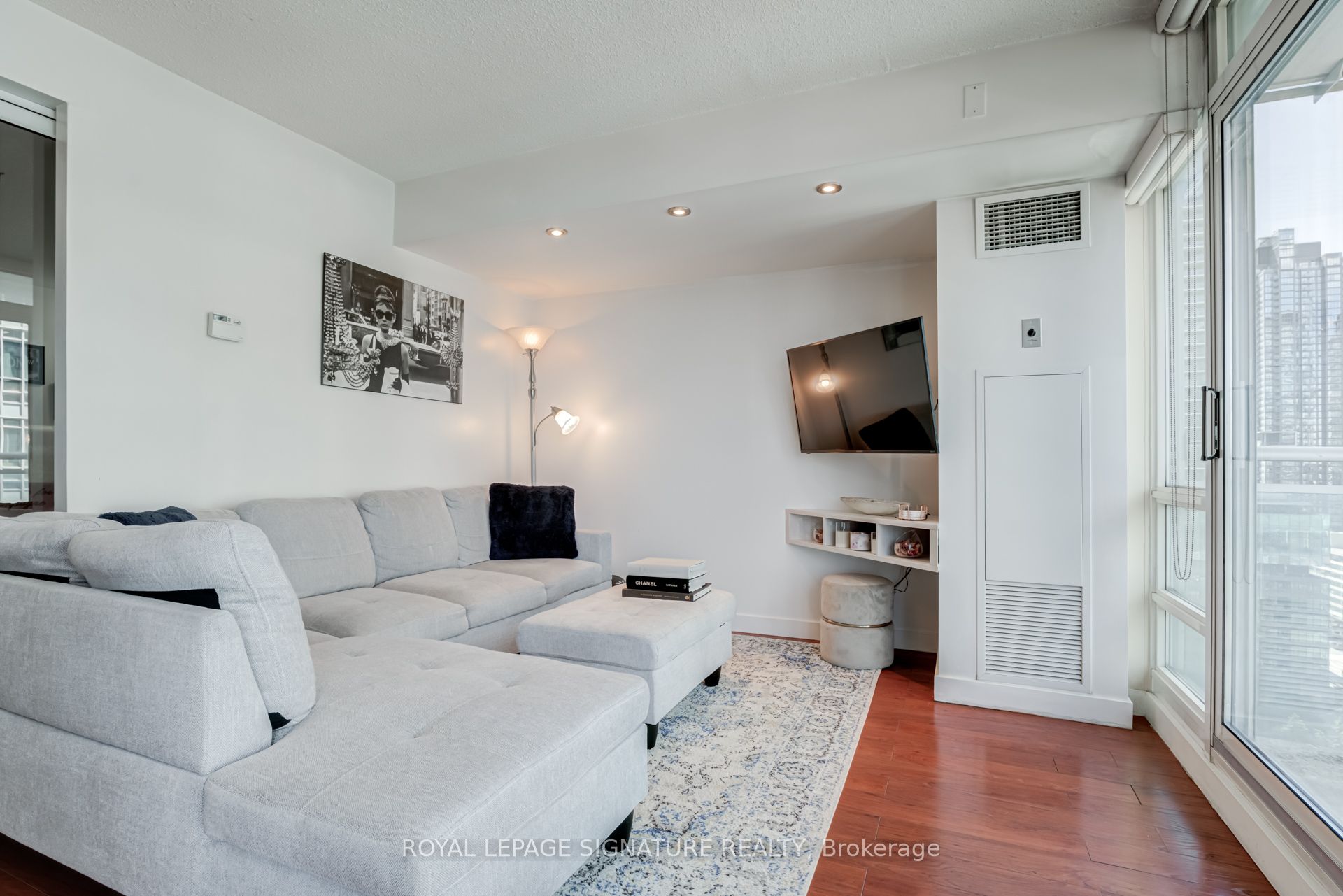381 Front Street W 2101, Toronto, ON M5V 3R8 photo 5