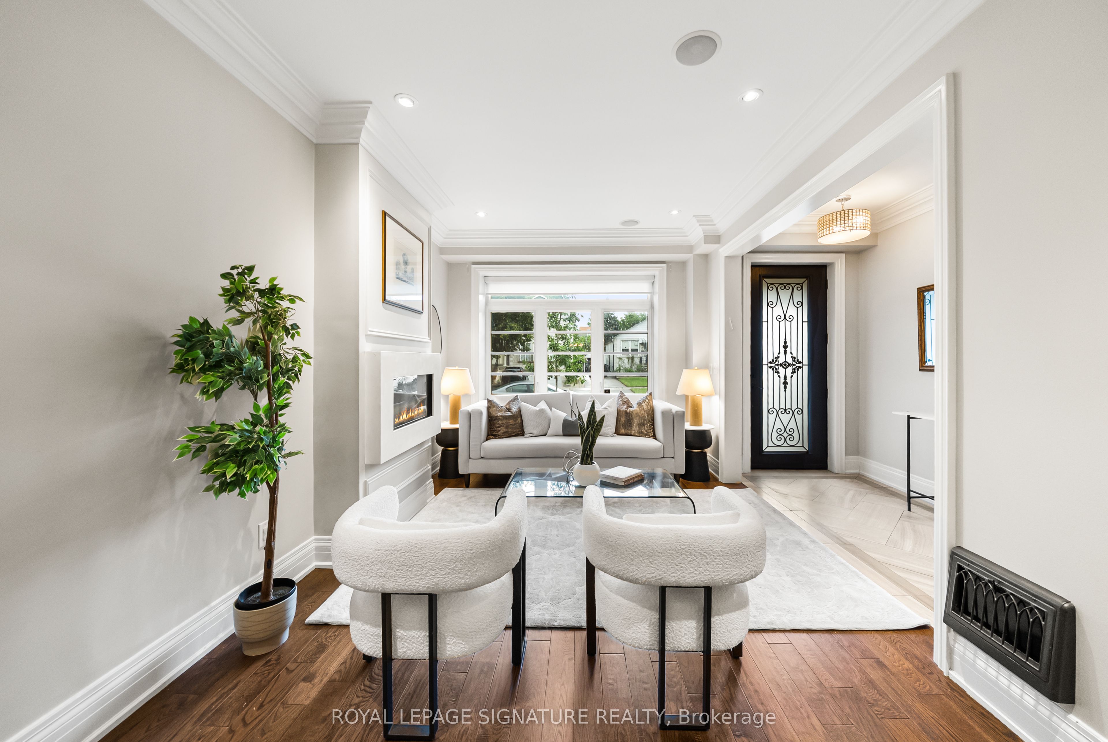 39 Regina Avenue, Toronto, ON M6A 1R4 photo 4