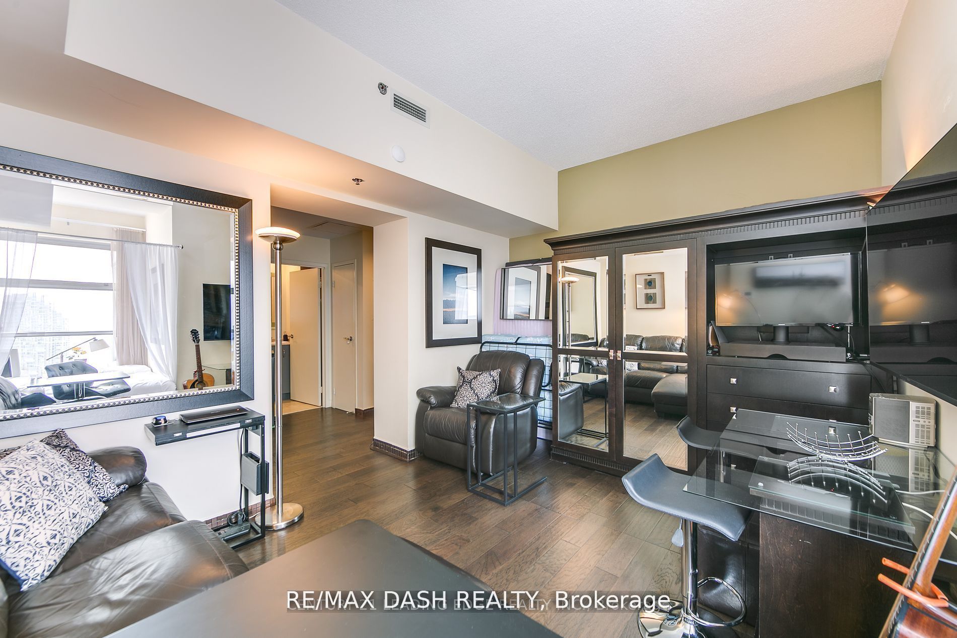 1 King Street W 2411, Toronto, ON M5H 1A1 photo 2