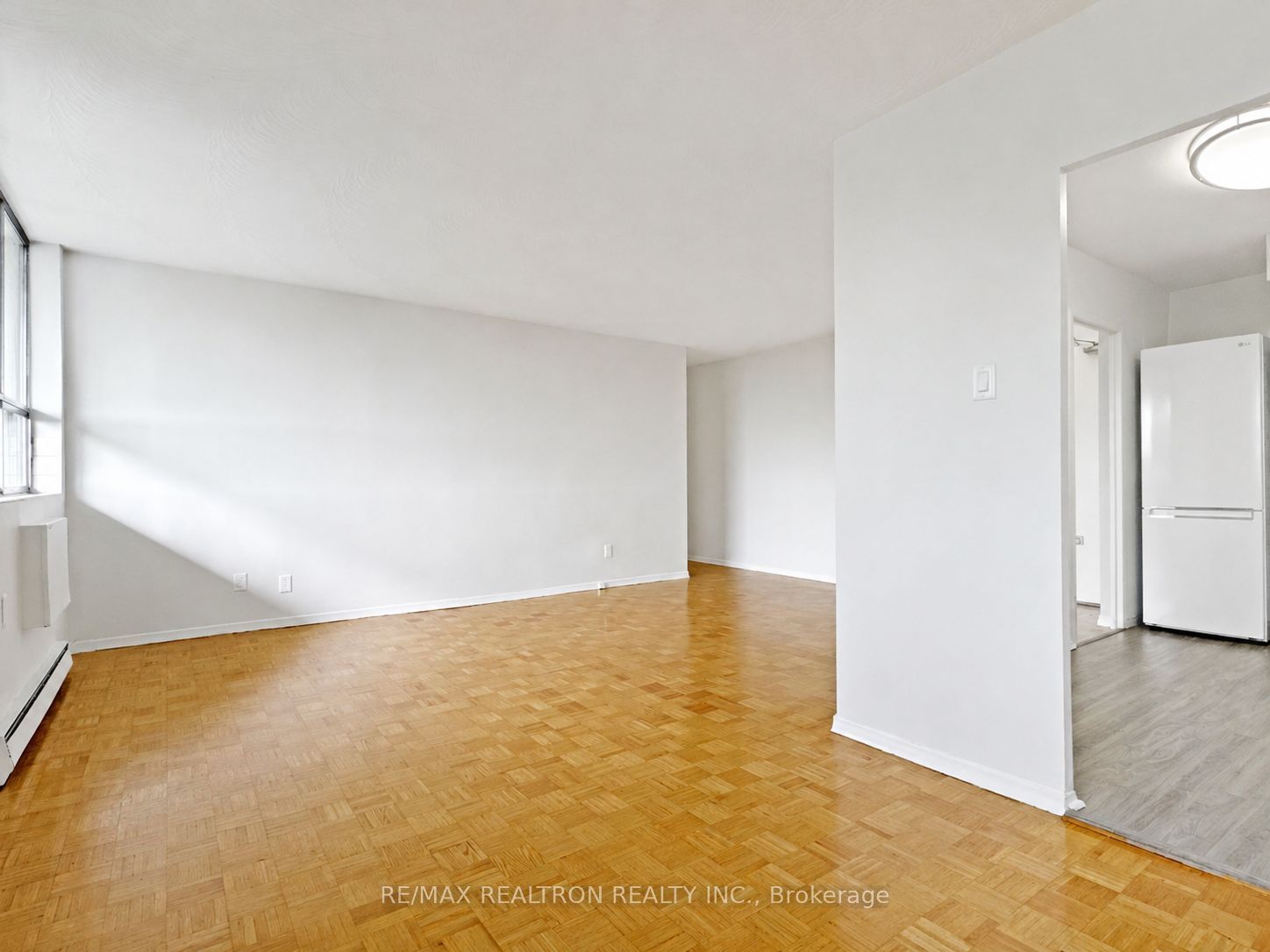 525 Eglinton Avenue E 804, Toronto, ON M4P 2P6 photo 2