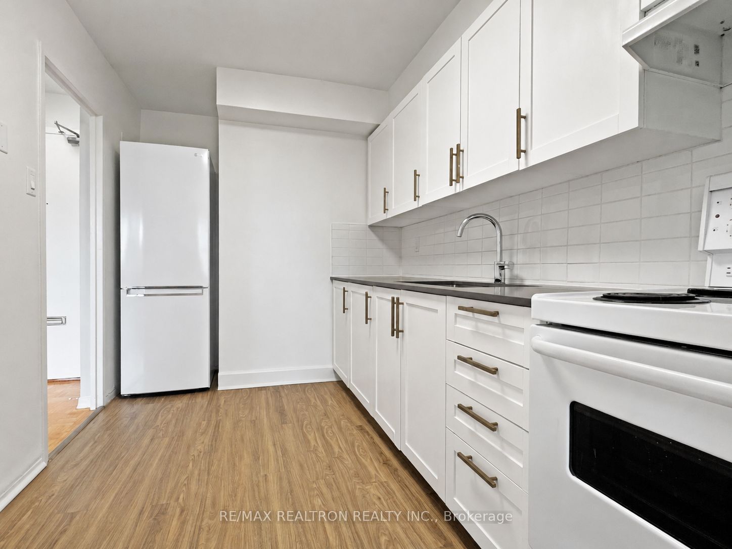 525 Eglinton Avenue E 804, Toronto, ON M4P 2P6 photo 5