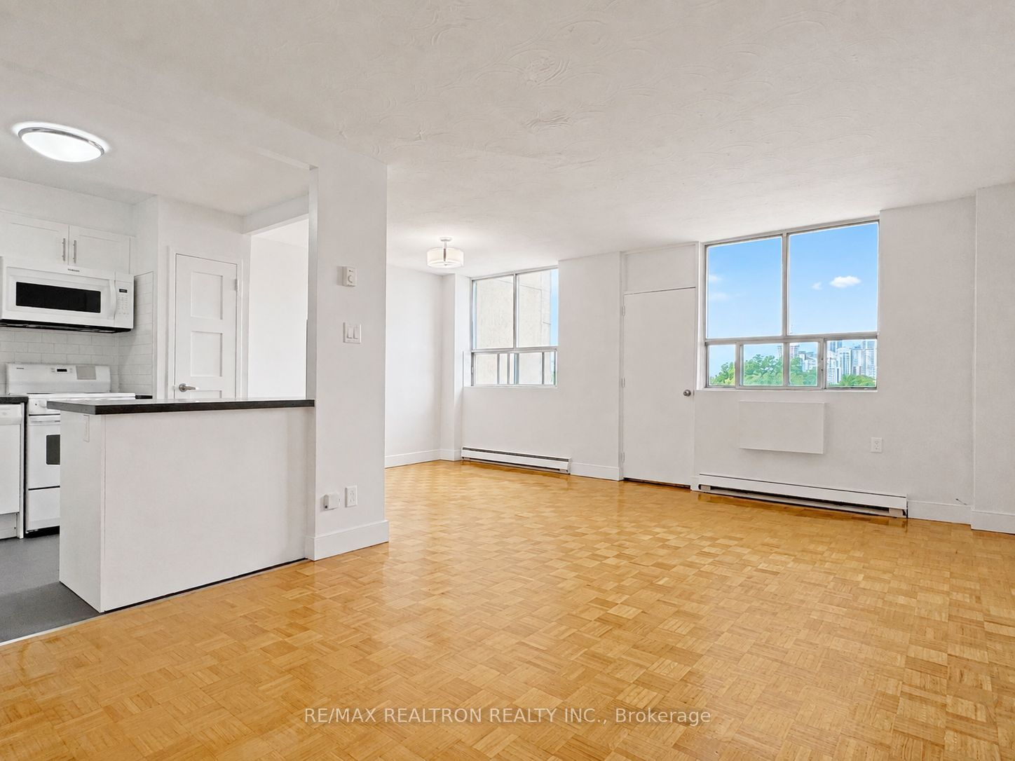 525 Eglinton Avenue E 903, Toronto, ON M4P 2P6 photo 3