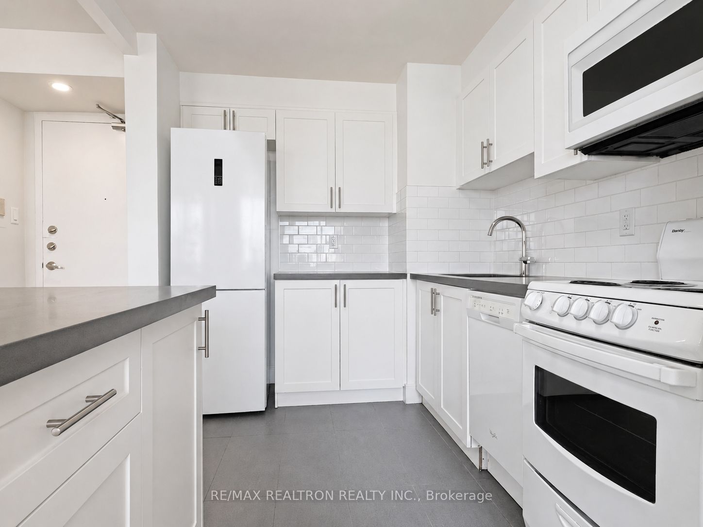 525 Eglinton Avenue E 903, Toronto, ON M4P 2P6 photo 5