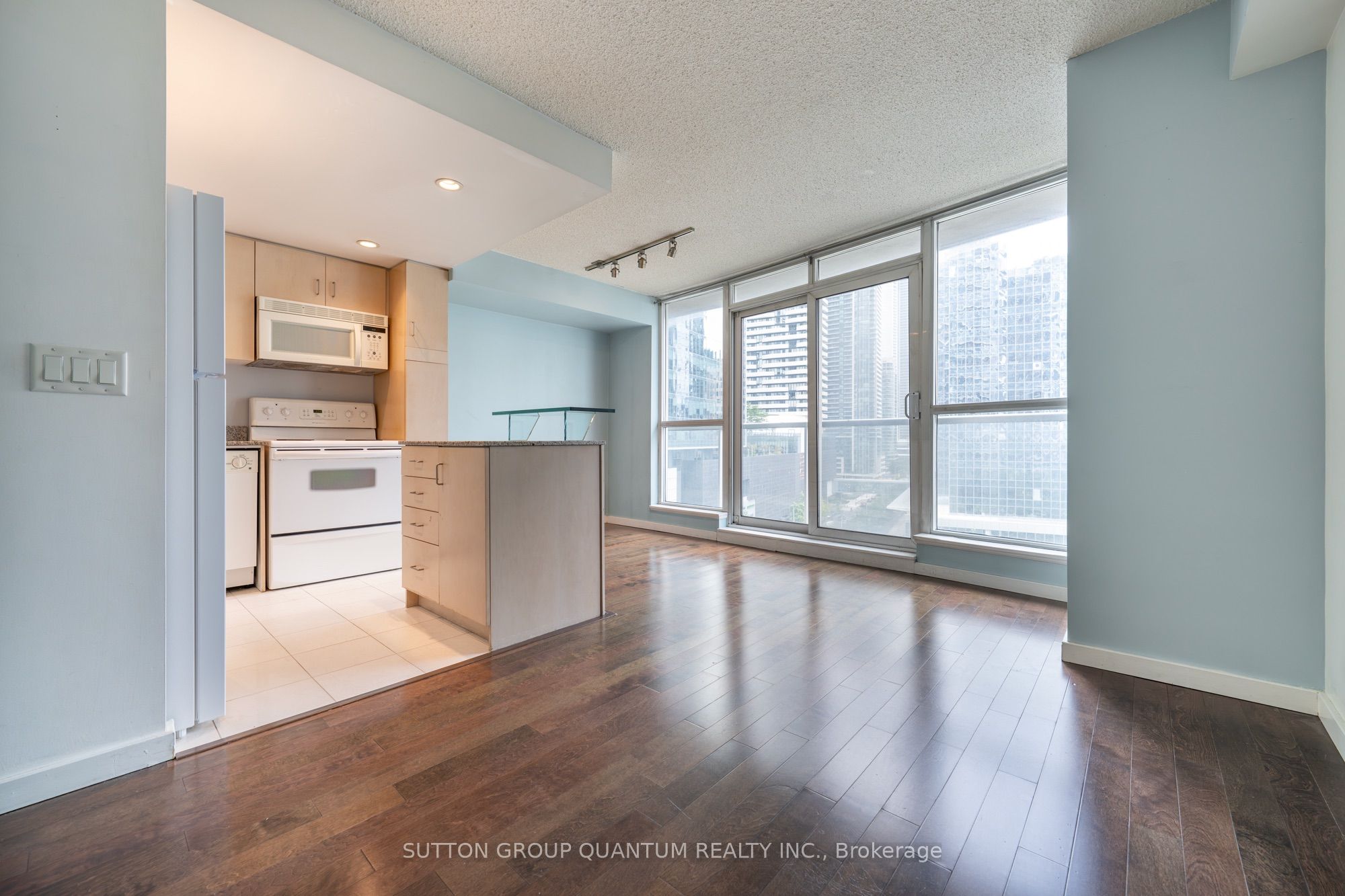 8 York Street 904, Toronto, ON M5J 2Y2 photo 3