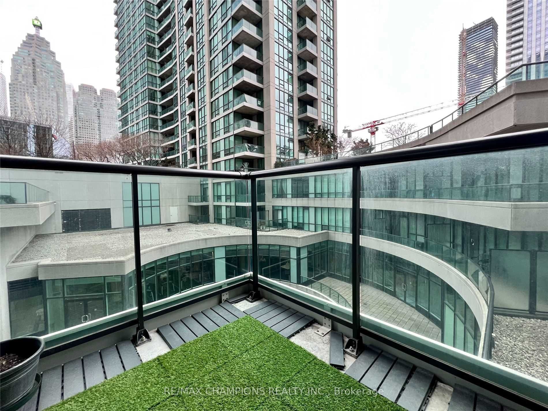 12 Yonge Street E 402, Toronto, ON M5E 1Z9 photo 2