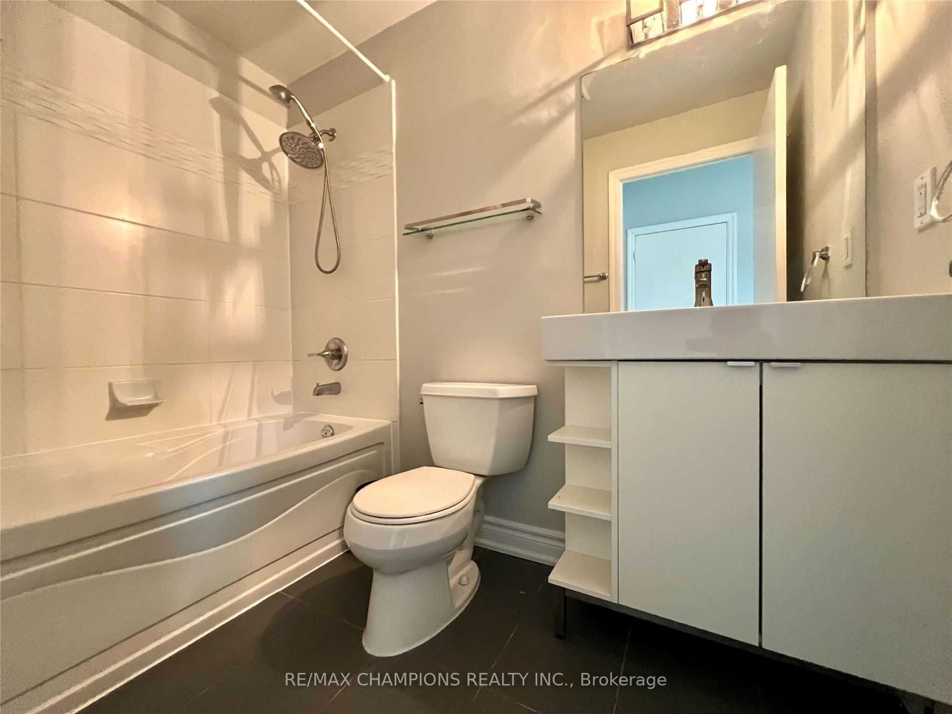 12 Yonge Street E 402, Toronto, ON M5E 1Z9 photo 4