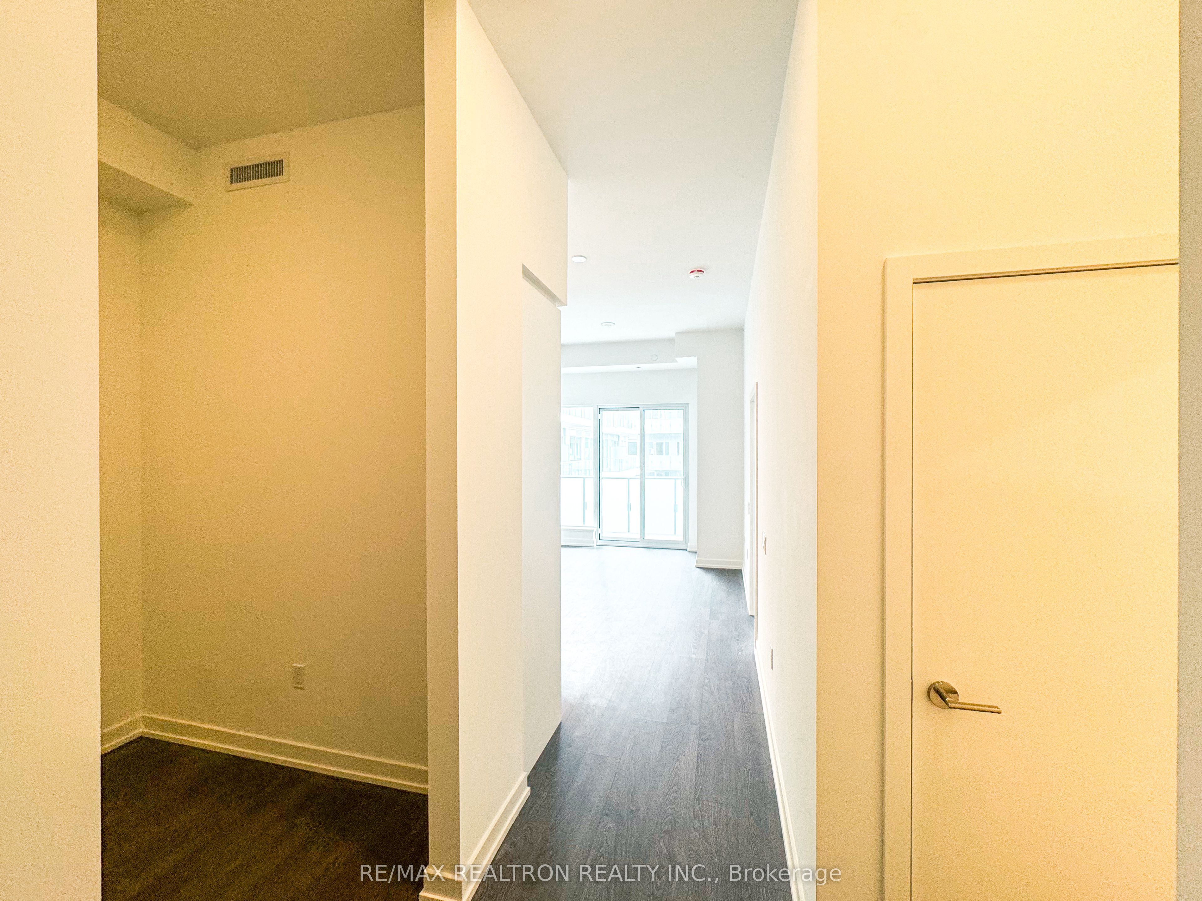 8 Olympic Garden Drive S802, Toronto, ON M2M 0B9 photo 2