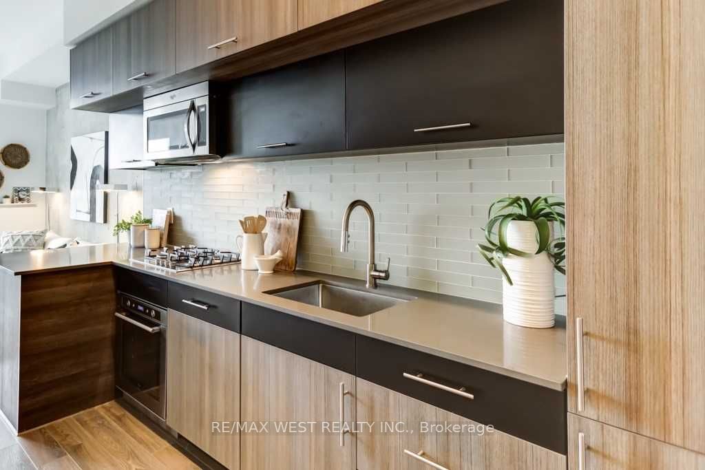 205 Manning Avenue 413, Toronto, ON M6J 2K7 photo 2
