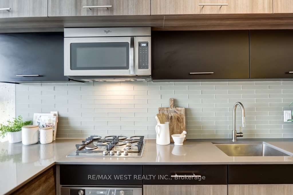 205 Manning Avenue 413, Toronto, ON M6J 2K7 photo 3