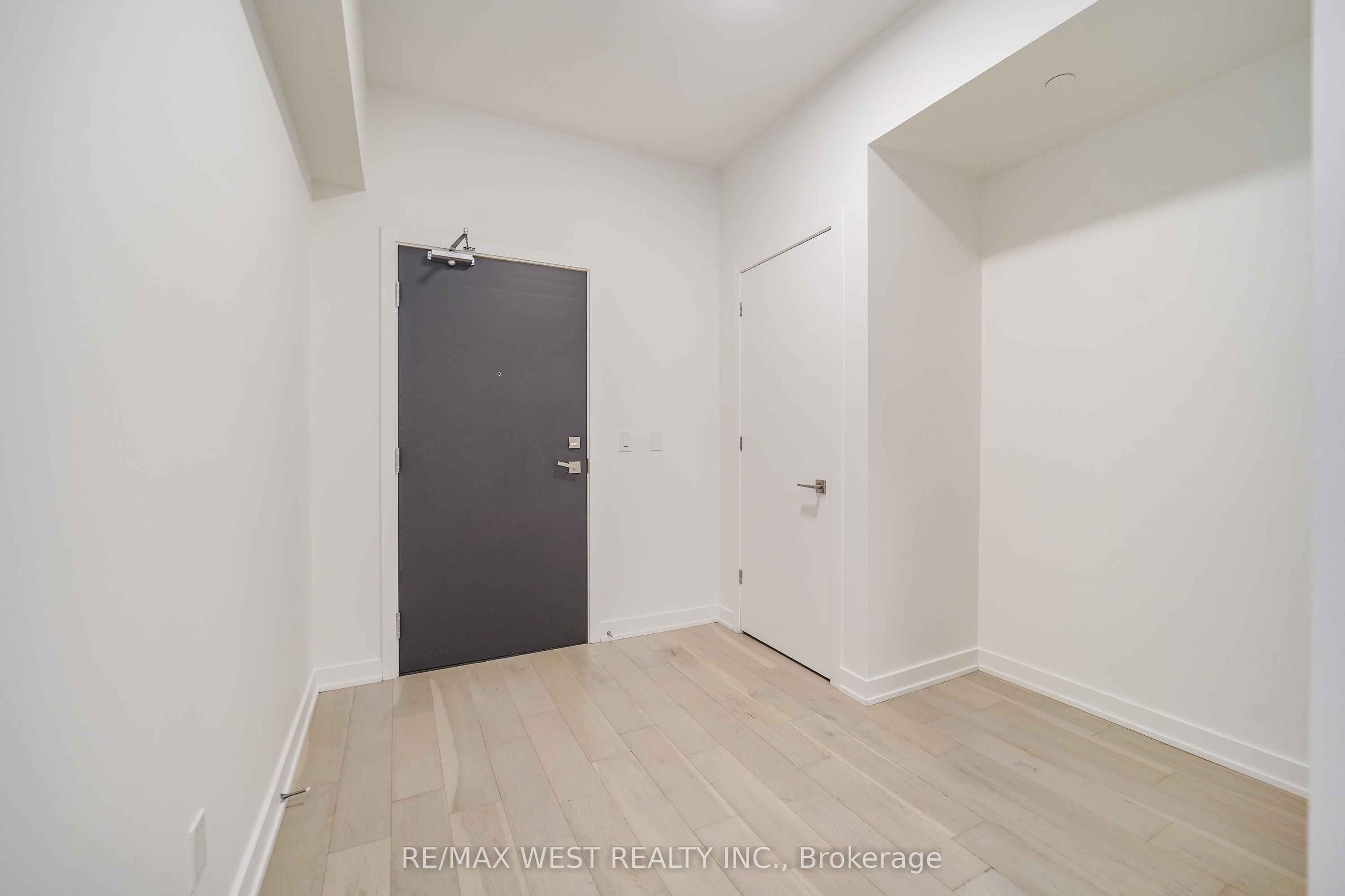 840 St Clair Avenue W 205, Toronto, ON M6C 0A4 photo 2
