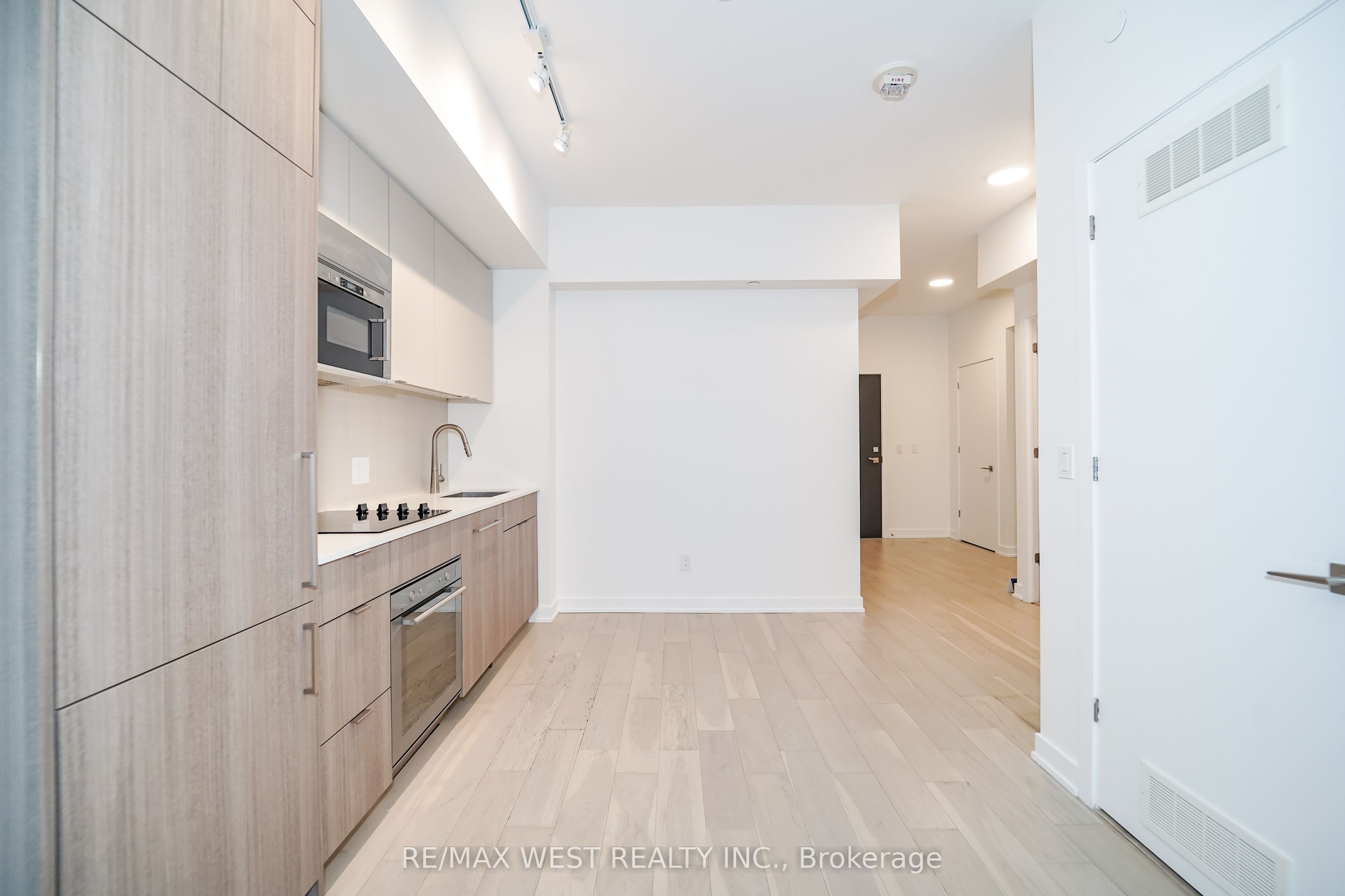 840 St Clair Avenue W 205, Toronto, ON M6C 0A4 photo 4