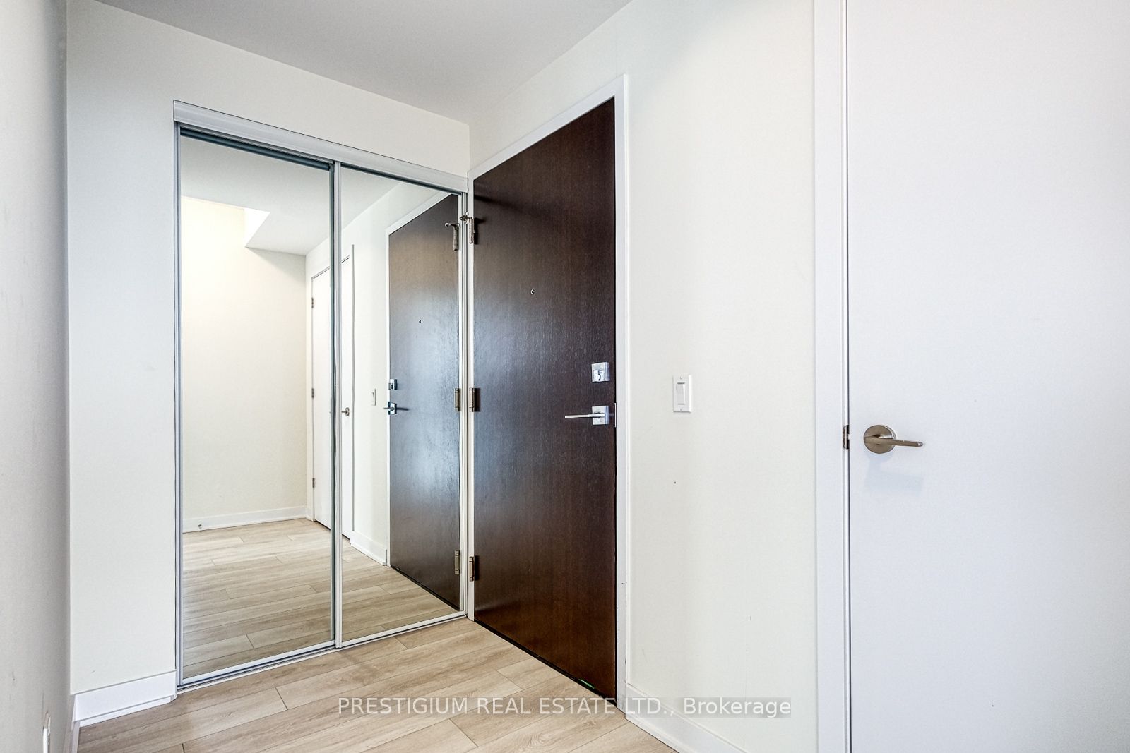 2221 Yonge Street 4809, Toronto, ON M4S 2B4 photo 2