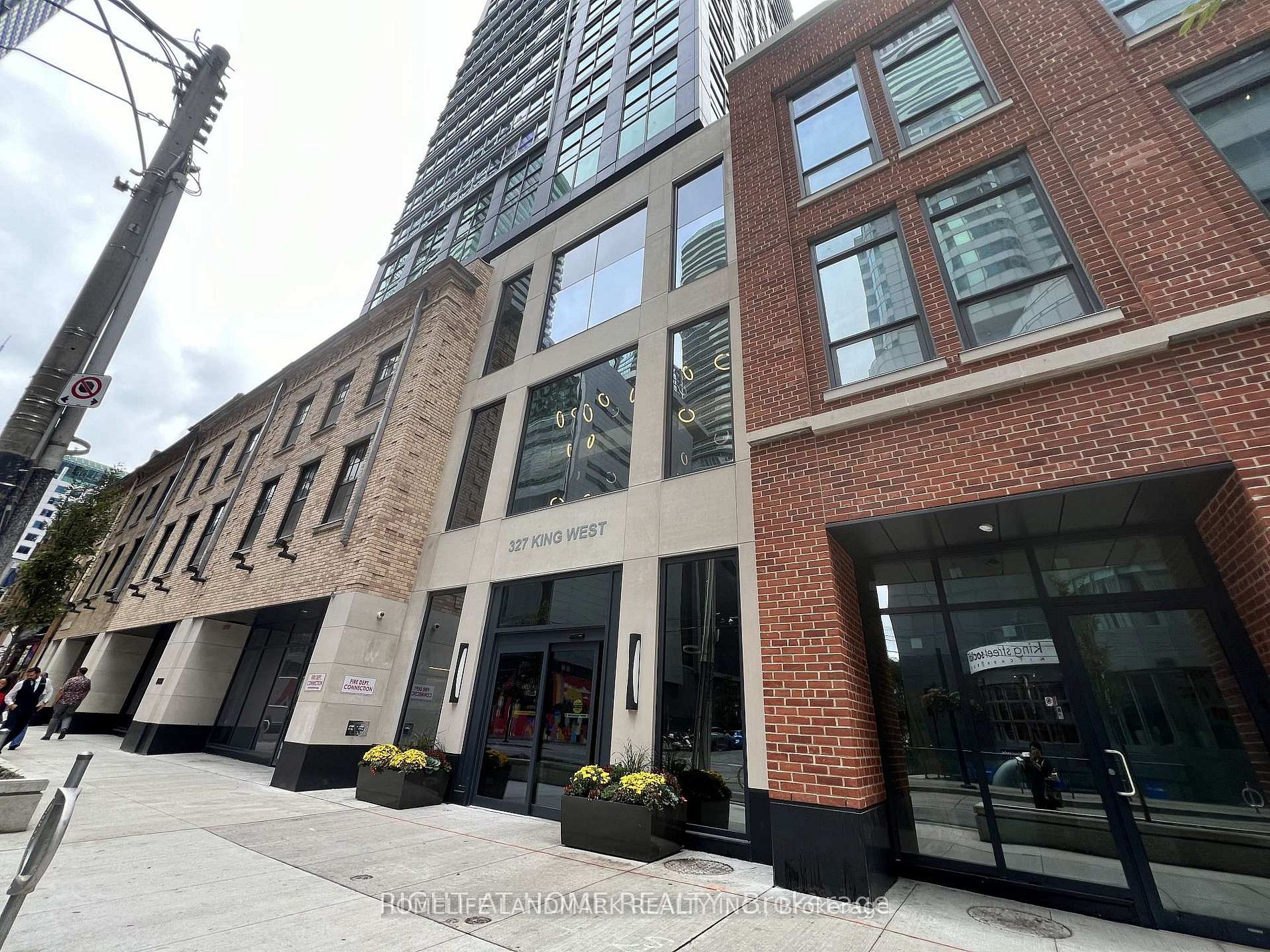 327 king Street W 1104, Toronto, ON M5Y 0W7