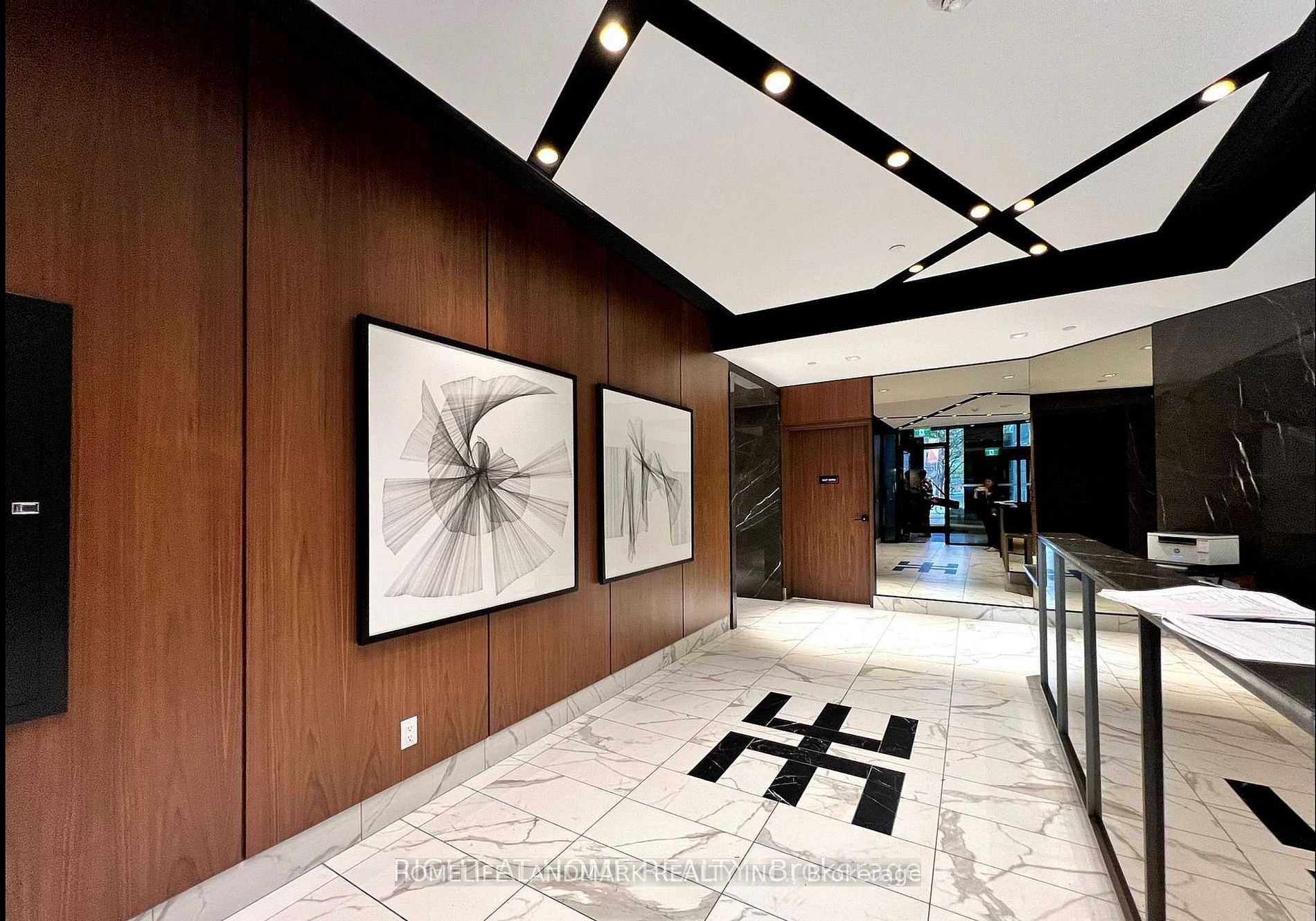 327 king Street W 1104, Toronto, ON M5Y 0W7 photo 2