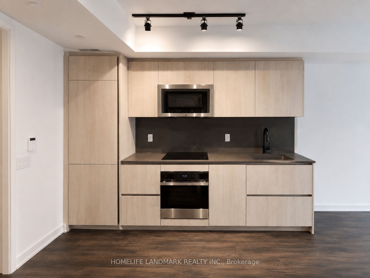 327 king Street W 1104, Toronto, ON M5Y 0W7 photo 5