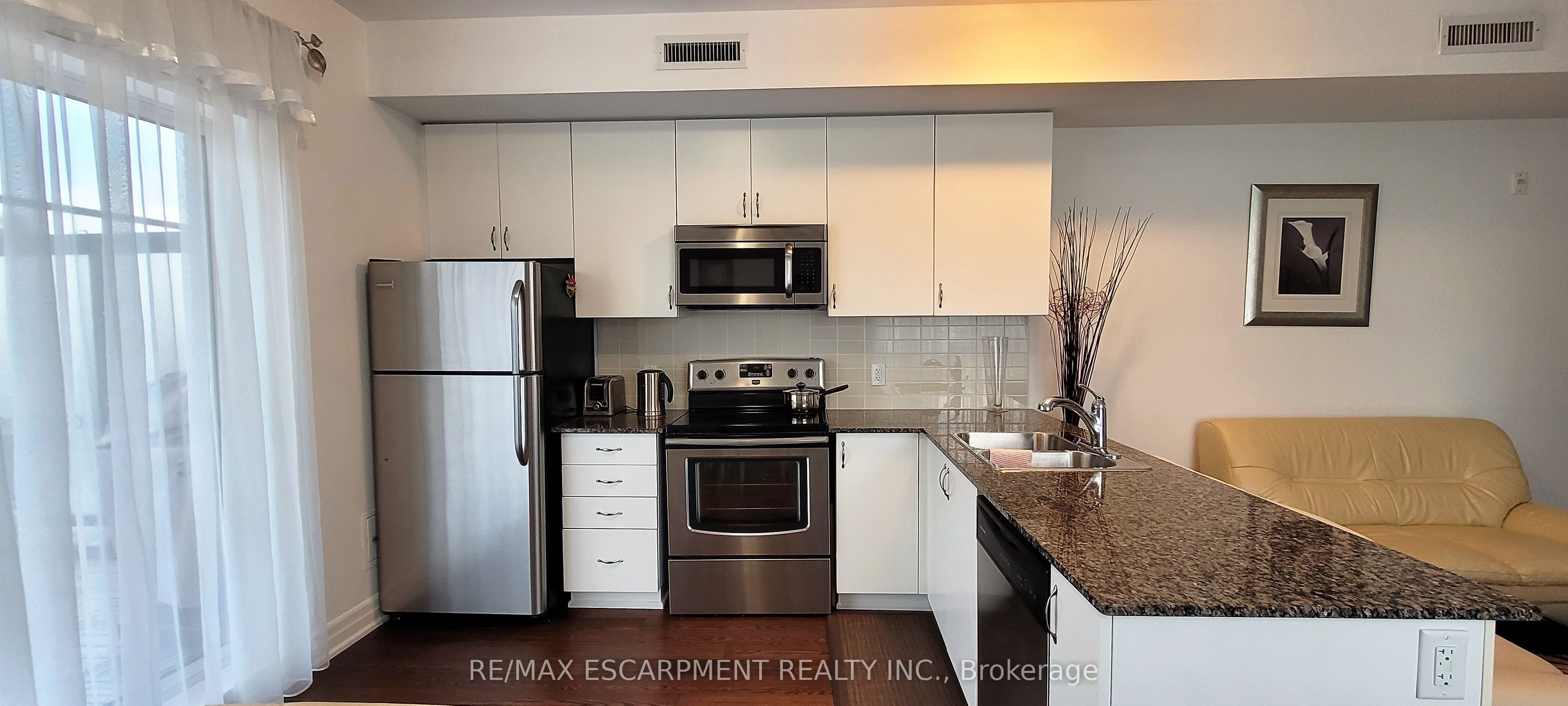 736 Sheppard Avenue W 204, Toronto, ON M3H 2S8 photo 3