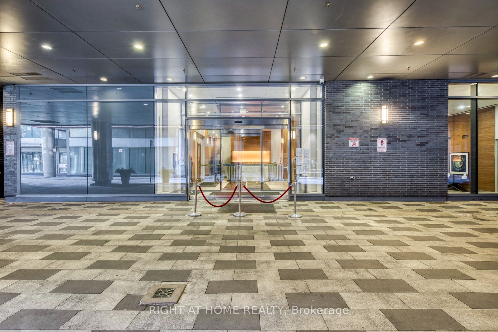 295 Adelaide Street W 1306, Toronto, ON M5V 0L4 photo 3