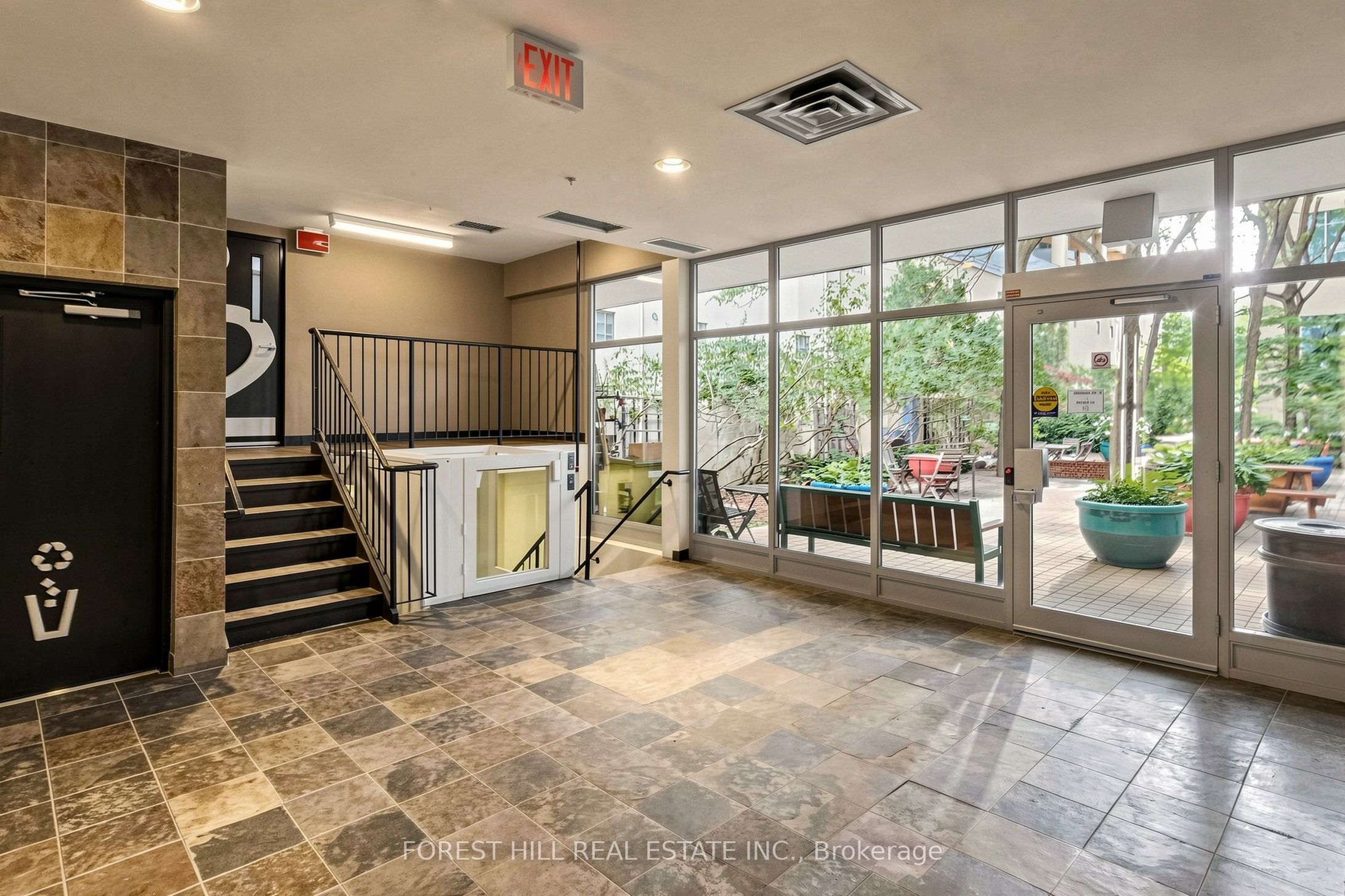 21 Nassau Street 301, Toronto, ON M5T 3K6 photo 4