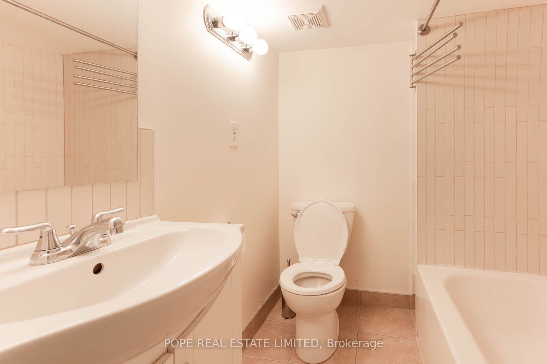 447 Roxton Road BSMT, Toronto, ON M6G 3R5 photo 4