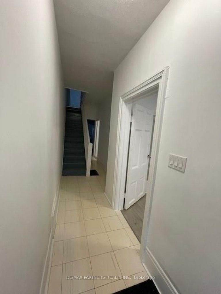 7 Henry Street, Toronto, ON M5T 1W9 photo 3