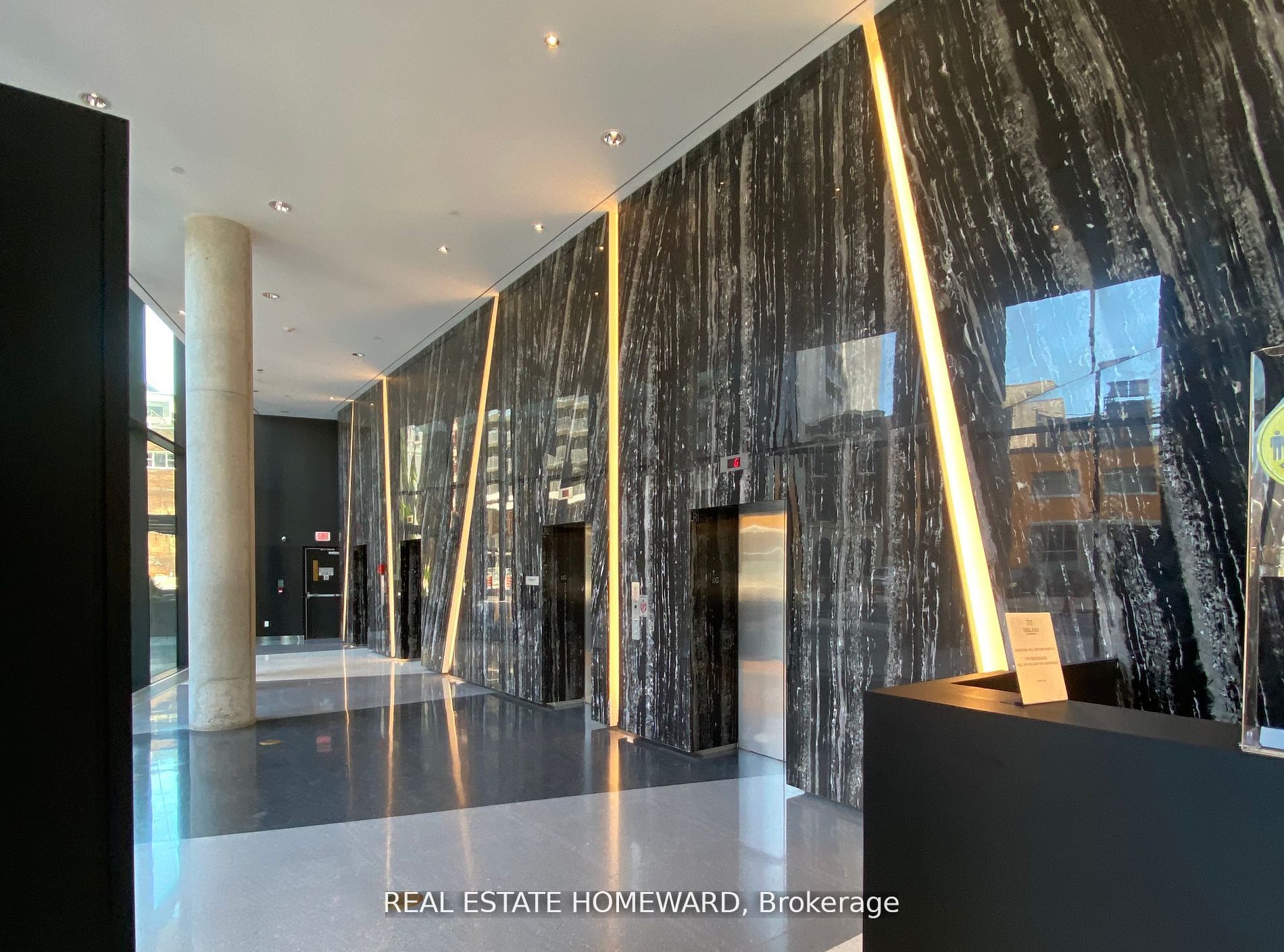 125 Peter Street 1913, Toronto, ON M5V 0M2 photo 2