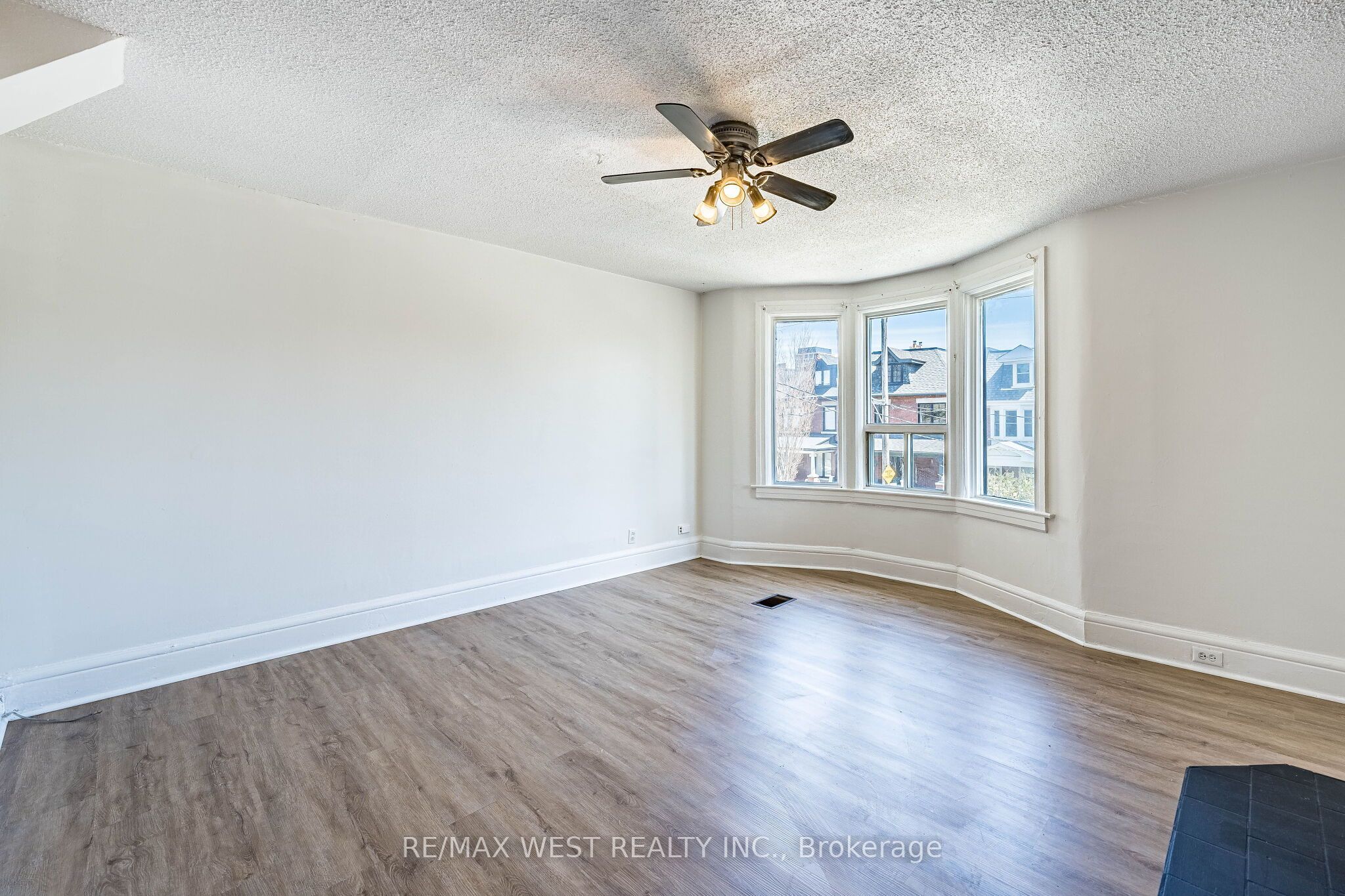 280 St Clarens Avenue 3, Toronto, ON M6H 3W3 photo 4