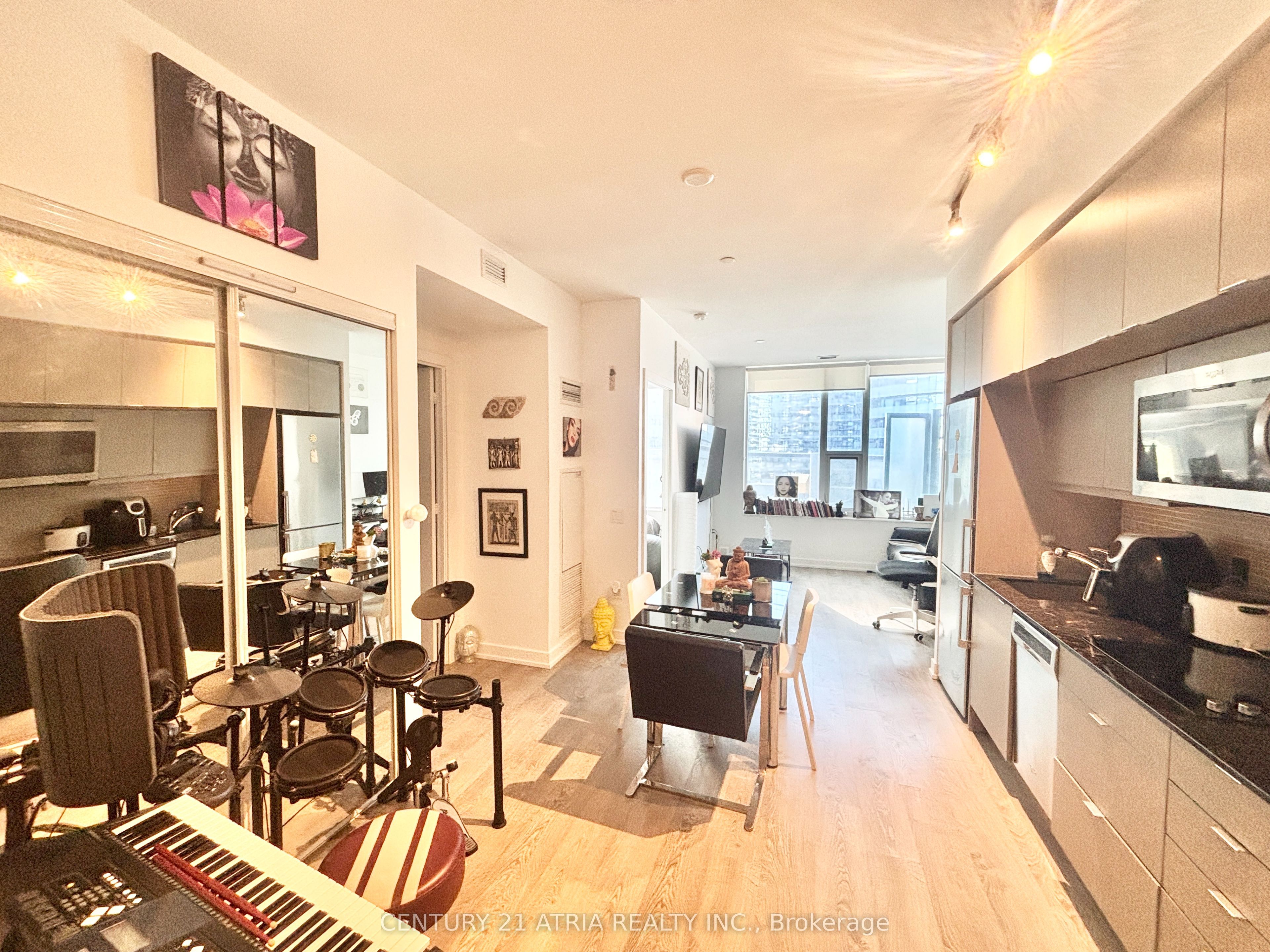 10 York Street 802, Toronto, ON M5J 0E1