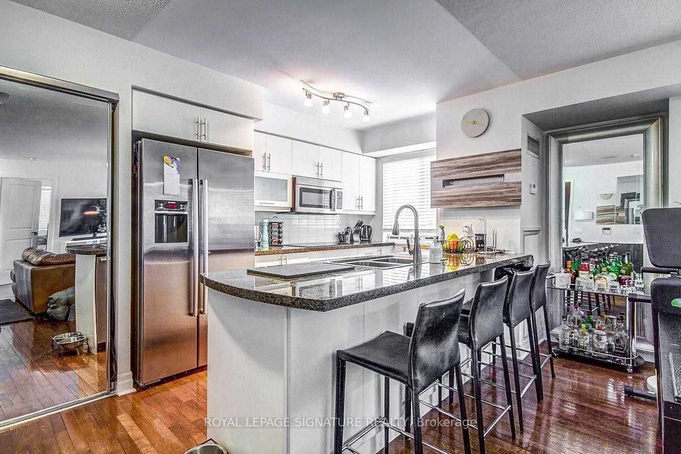 35 Balmuto Street 503, Toronto, ON M4Y 0A3 photo 2