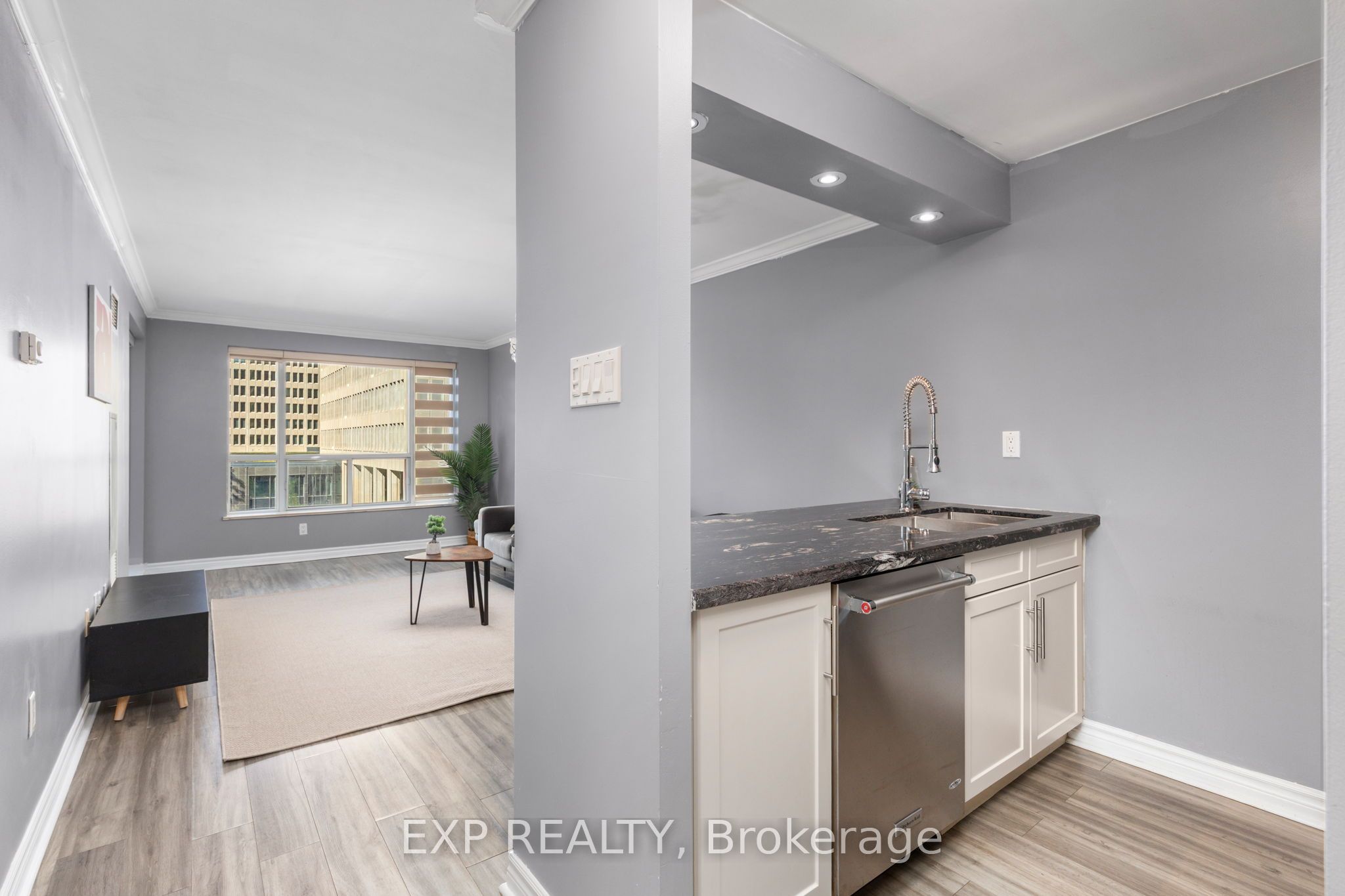 889 Bay Street 409, Toronto, ON M5S 3K5 photo 4