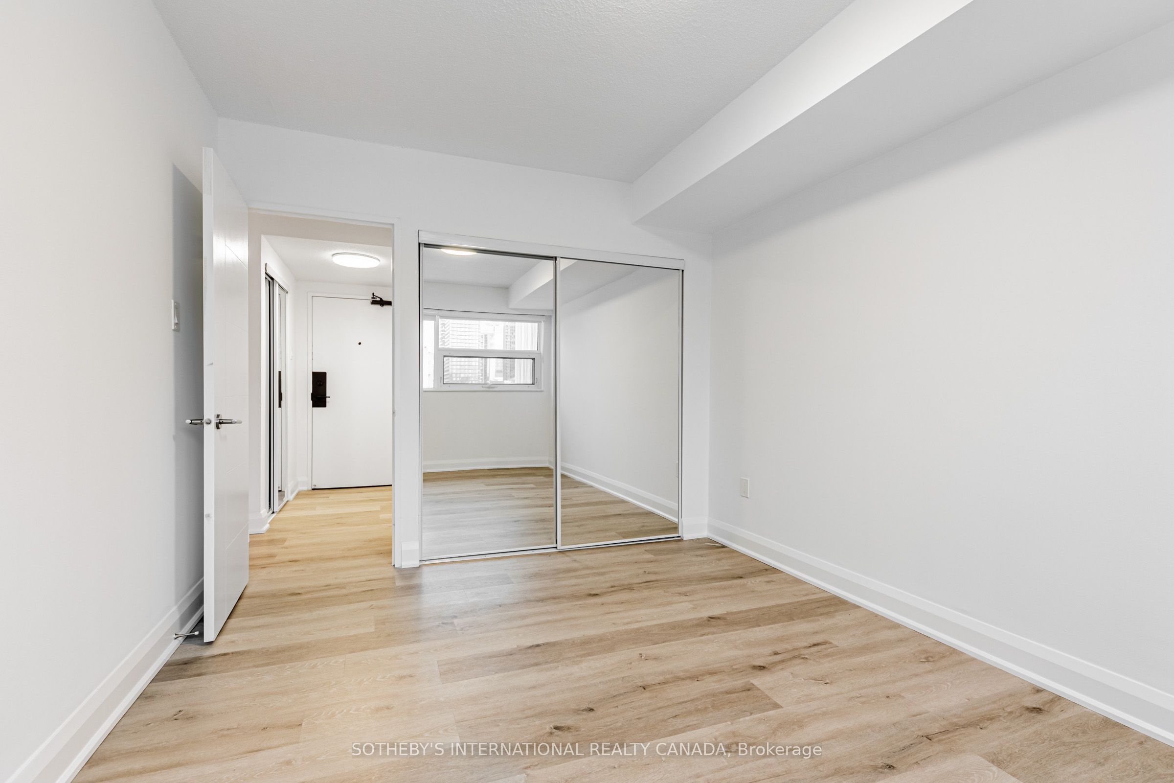 191 Sherbourne Street 1415, Toronto, ON M5A 3X1 photo 3