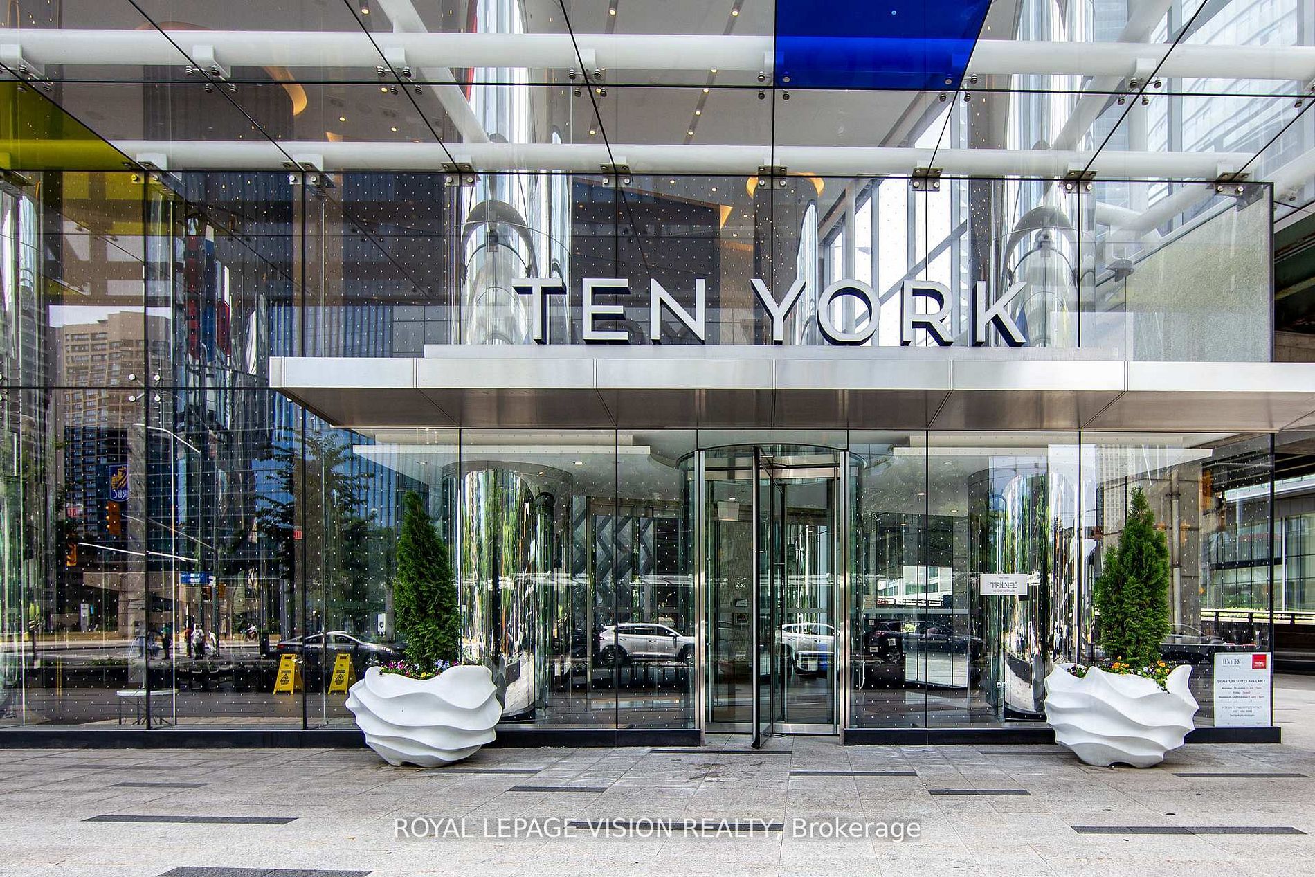 10 York Street 5813, Toronto, ON M5J 0E1 photo 2