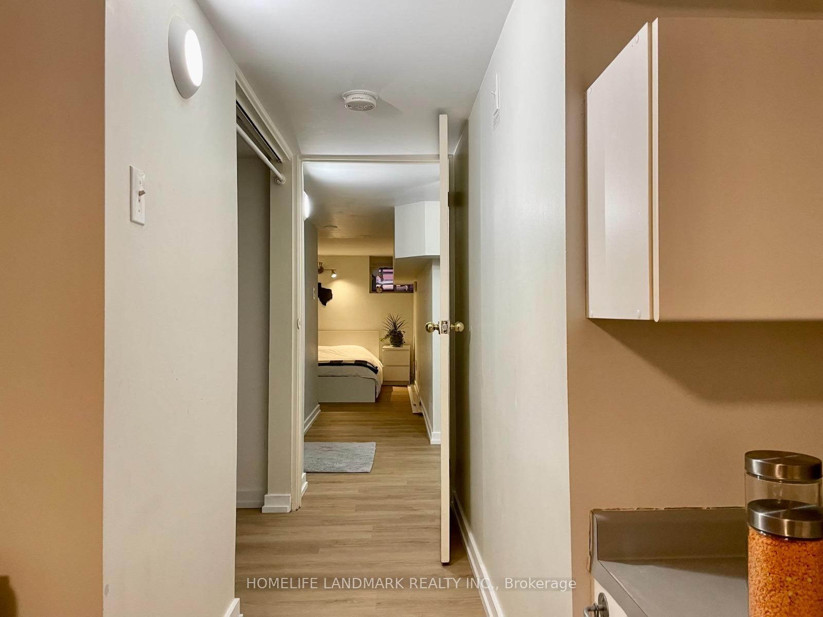 21 PALMERSTON Gardens Basement, Toronto, ON M6G 1V8 photo 2