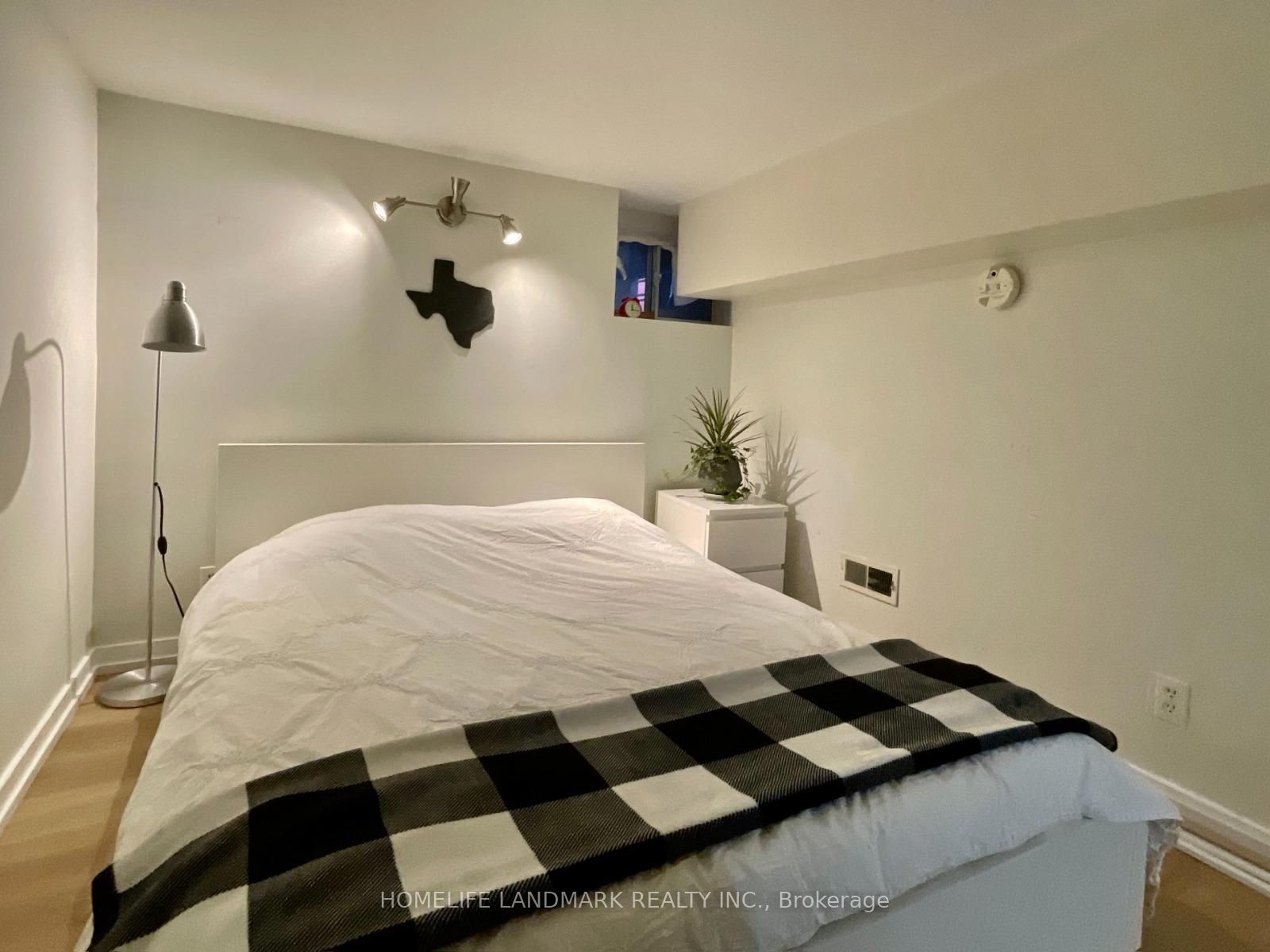 21 PALMERSTON Gardens Basement, Toronto, ON M6G 1V8 photo 3