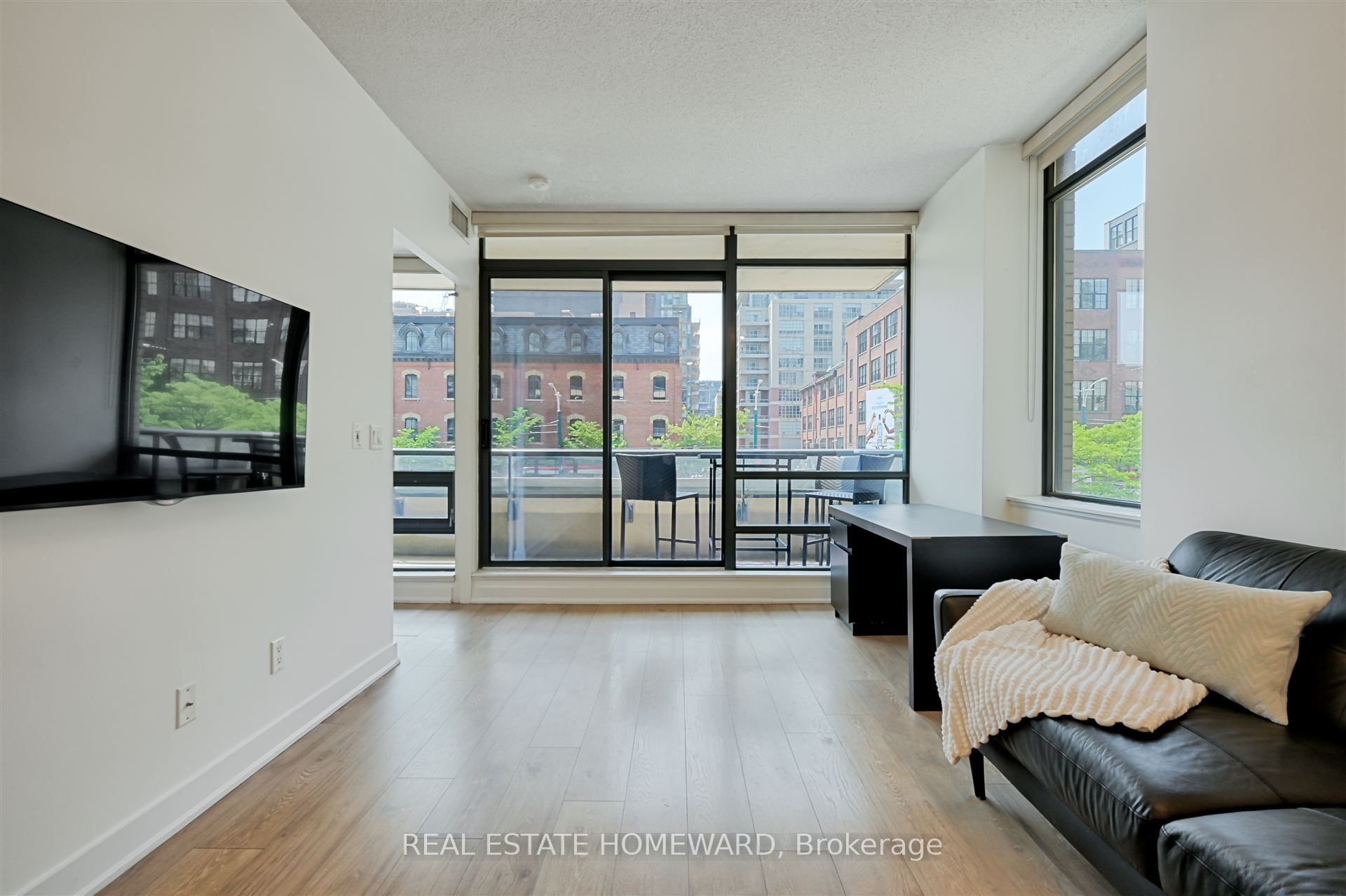 438 King Street W 201, Toronto, ON M5V 3T9