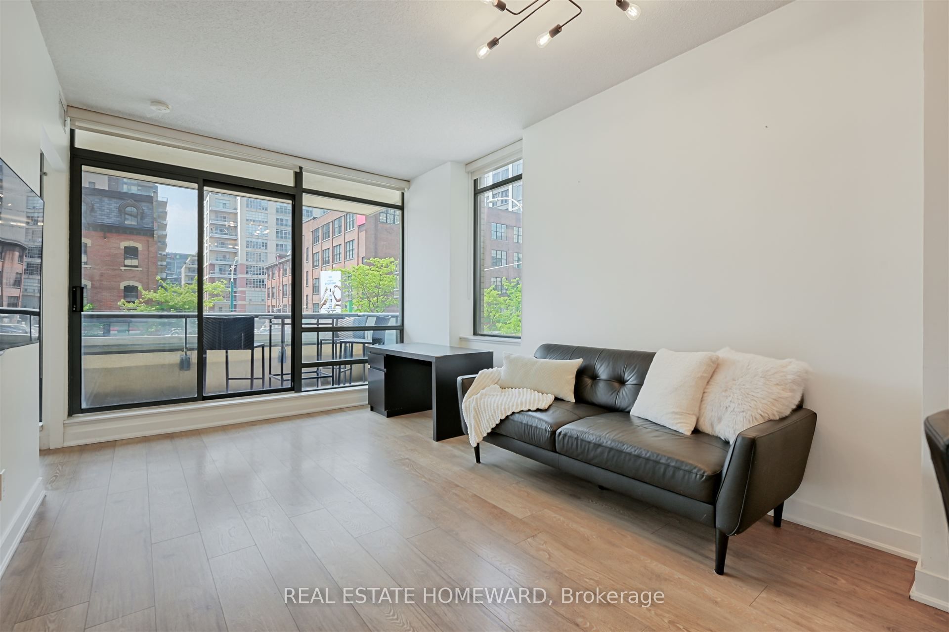438 King Street W 201, Toronto, ON M5V 3T9 photo 2